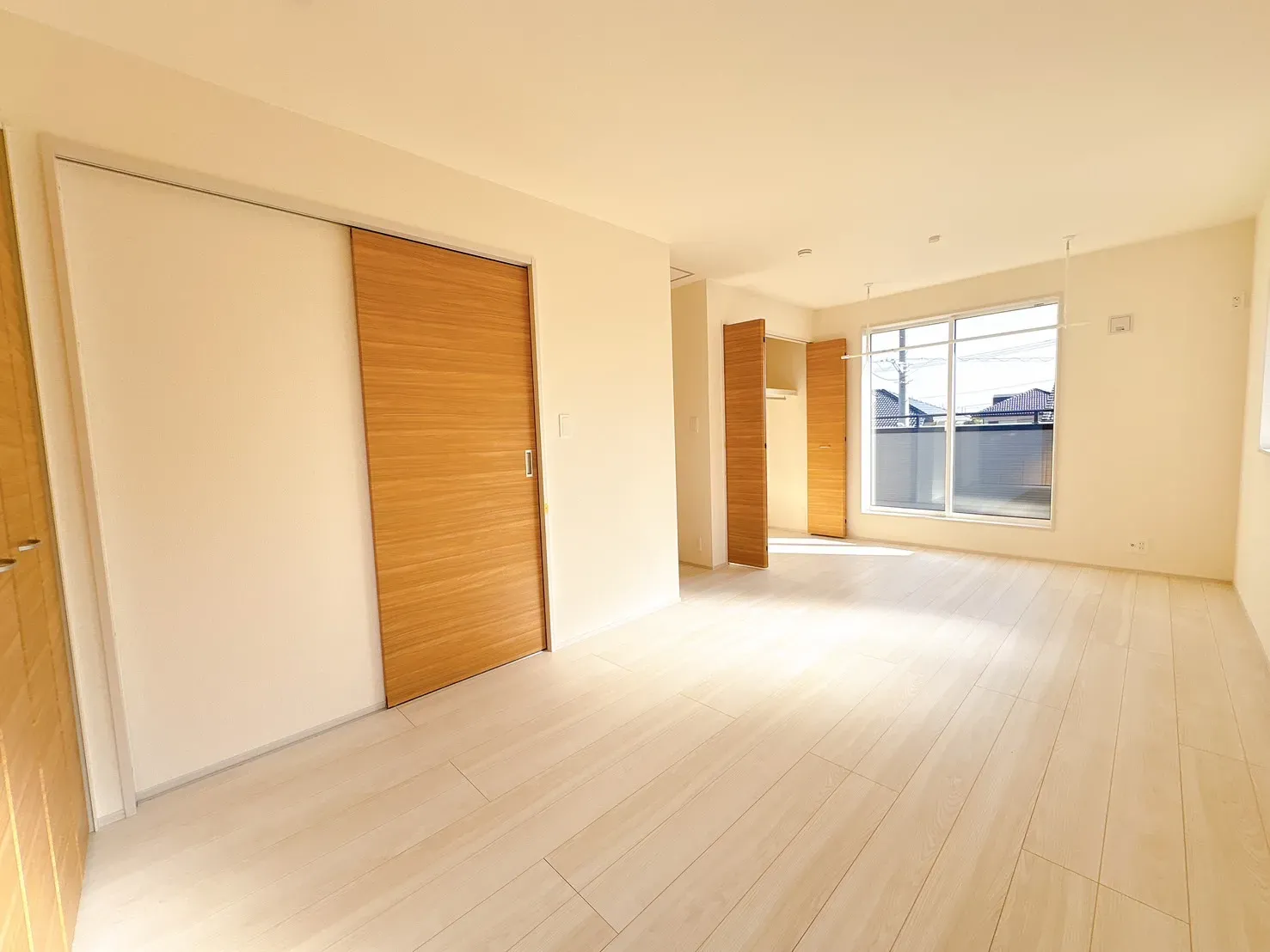 【主寝室】10帖以上の広いお部屋です♪