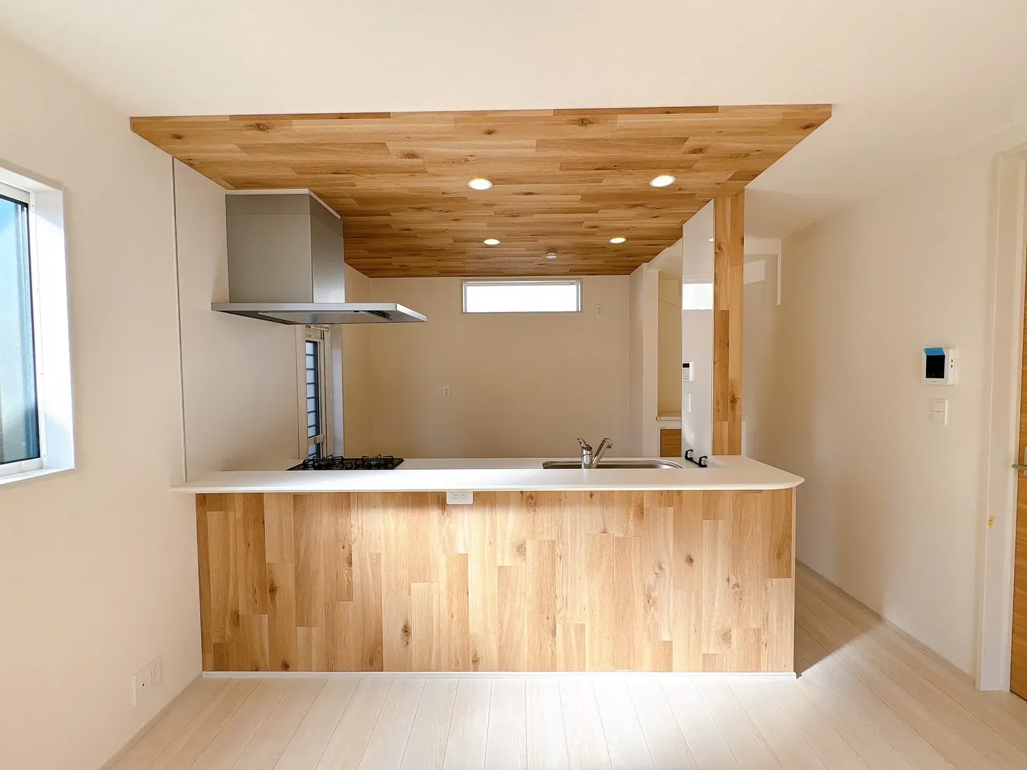 【キッチン前面】キッチンがオシャレにみえるアクセントクロス仕様