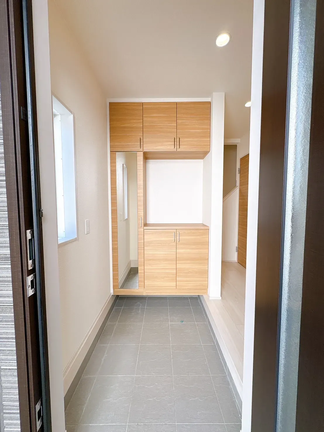 【玄関収納】大きな鏡付で、お出かけ前のチェックにも便利です♪