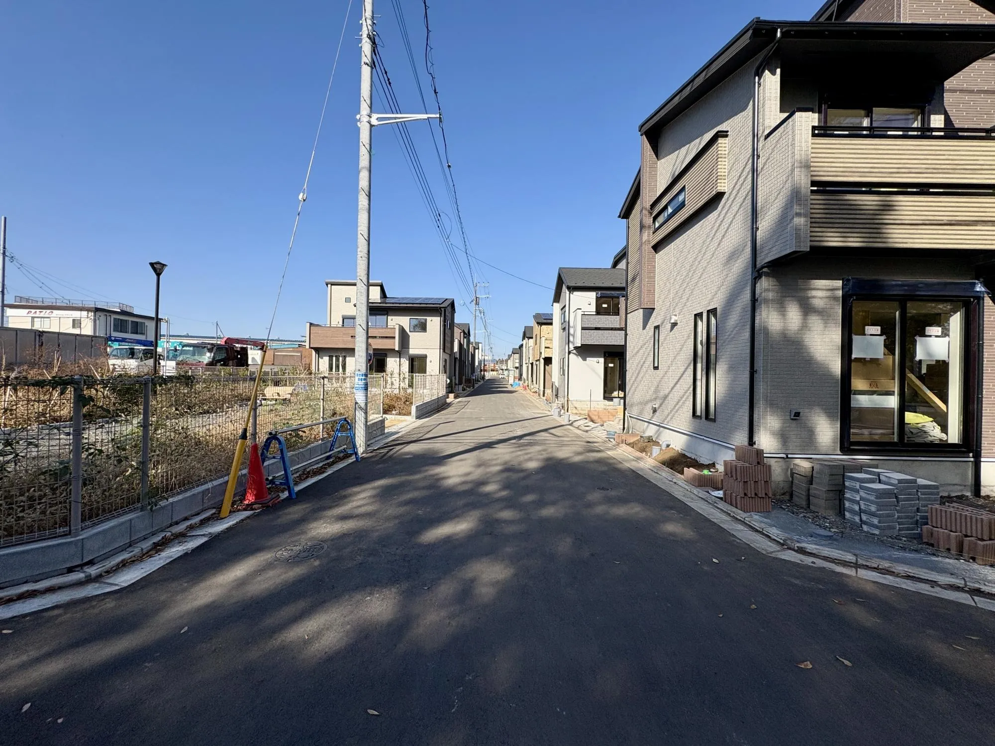 【前面道路を含む現地外観写真】