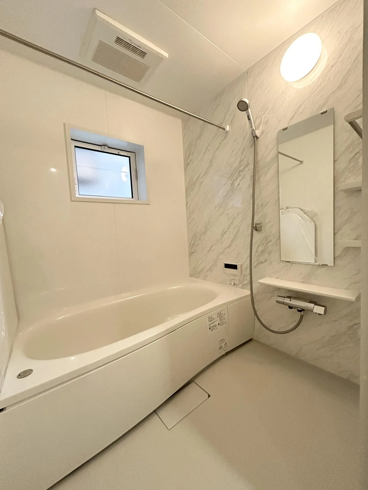 広々バスルーム。お子様とのふれあいの場所としても大切な空間。一日に疲れを癒す広々バスルームです。浴室乾燥機付きなので雨の日の洗濯はもちろん、換気が常にできてカビ防止に大活躍♪