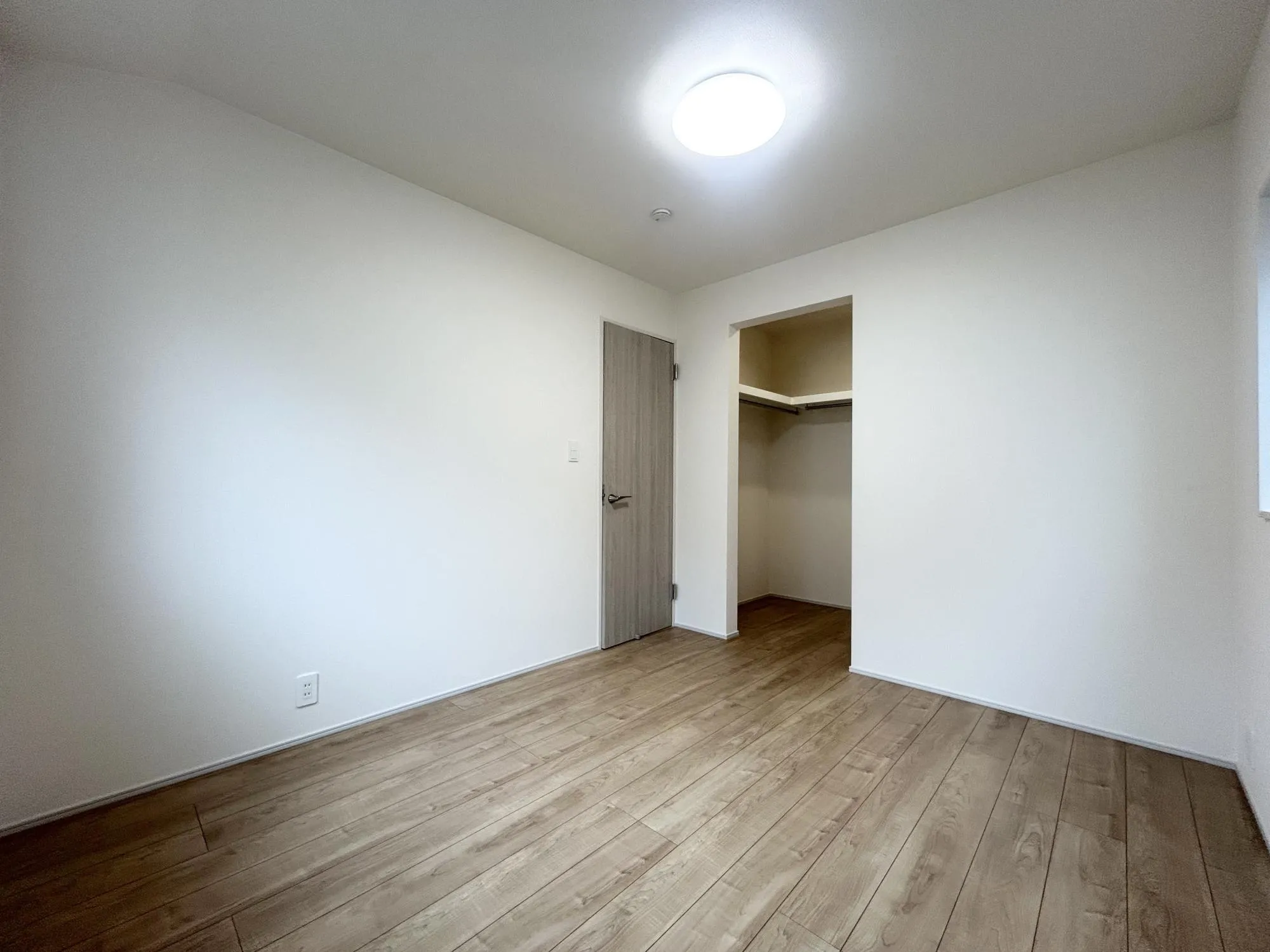 収納付き全居室なのでとても便利な仕様です♪お洋服がたくさんのご家族も安心です☆