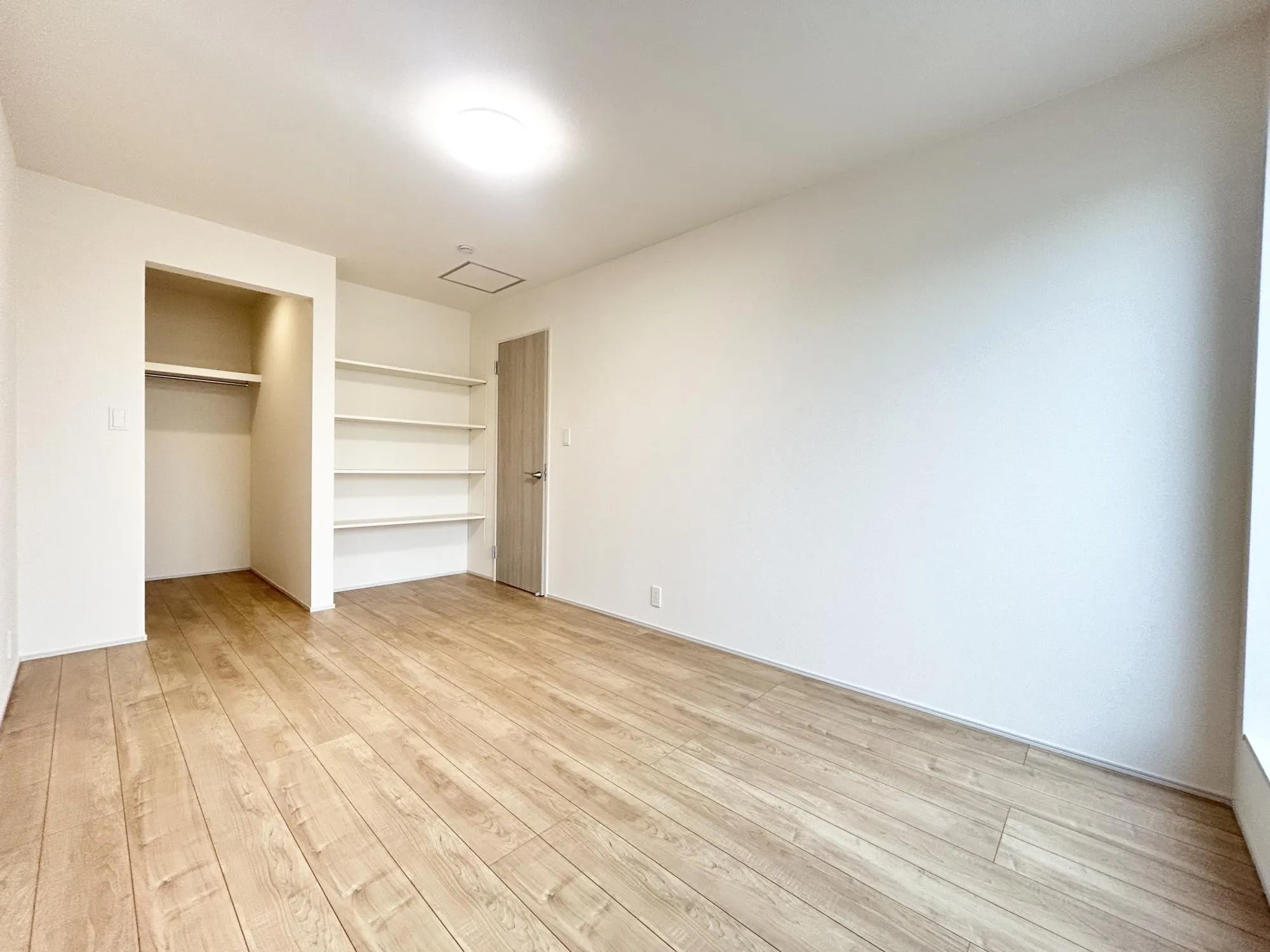 収納付き全居室なのでとても便利な仕様です♪お洋服がたくさんのご家族も安心です☆