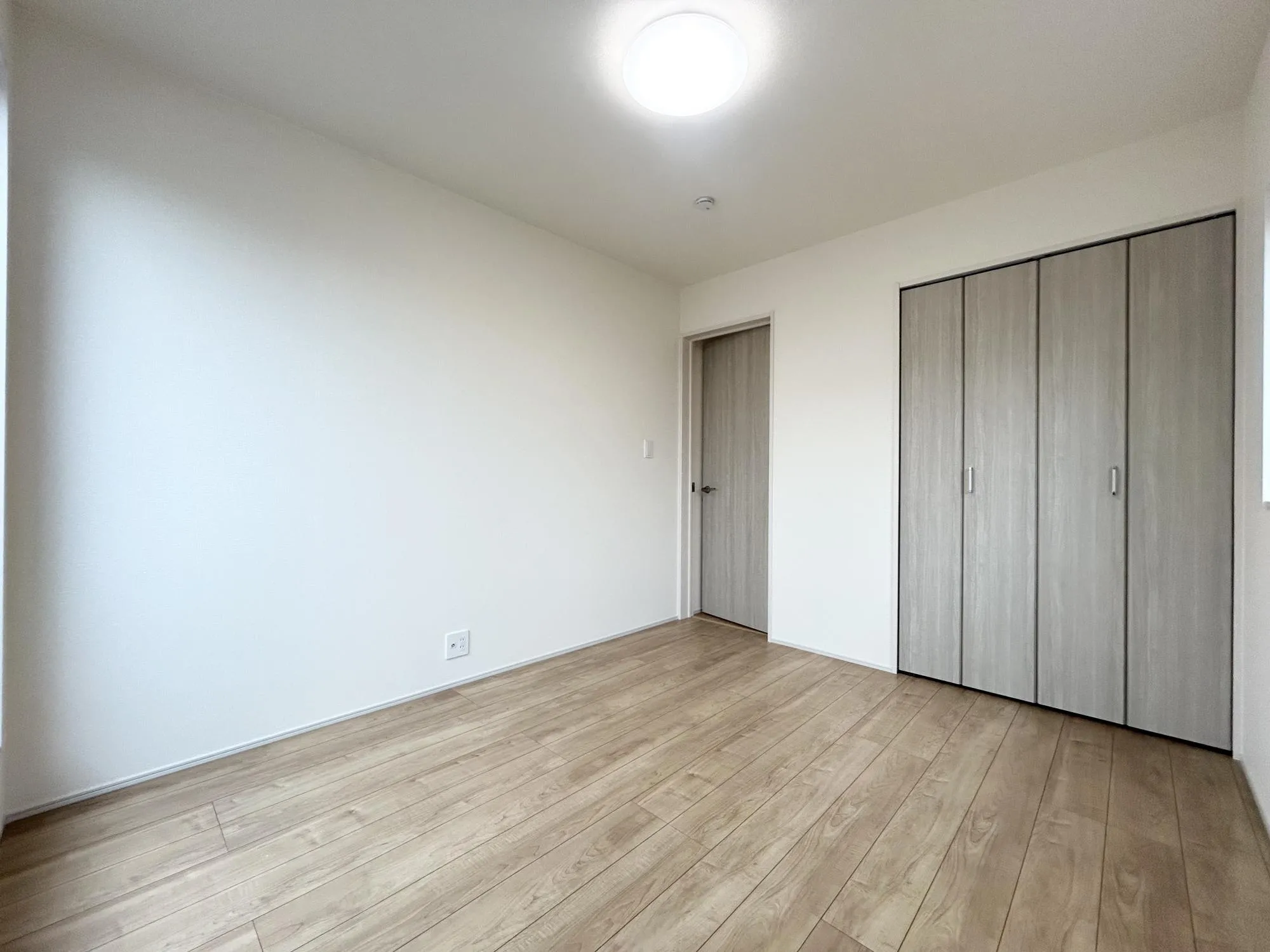 収納付き全居室なのでとても便利な仕様です♪お洋服がたくさんのご家族も安心です☆