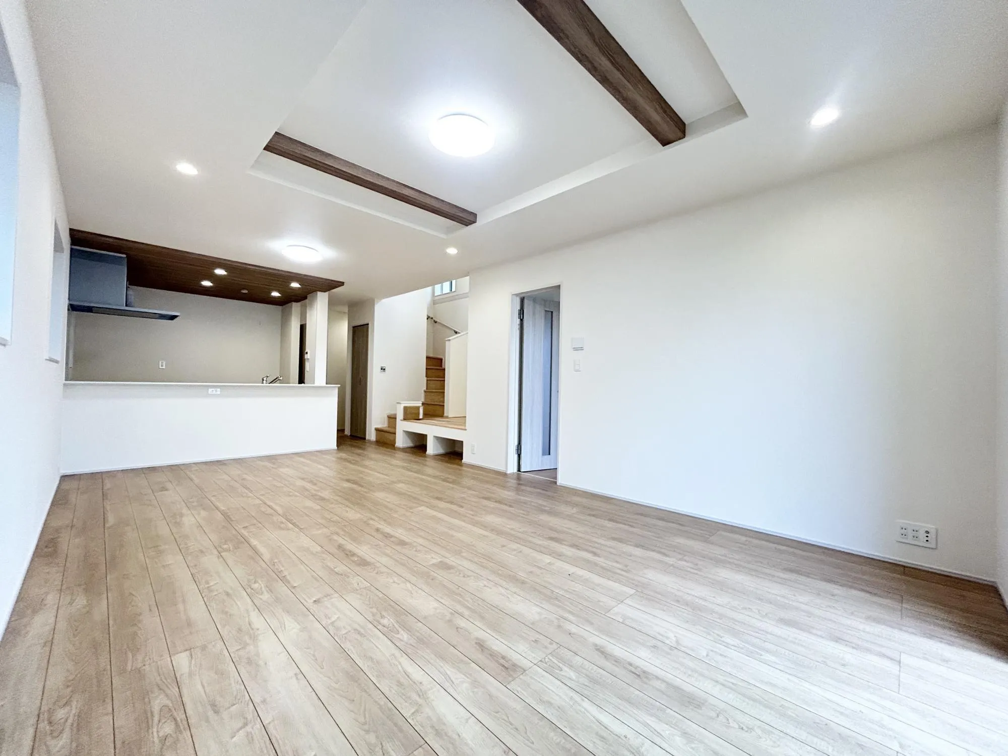 広々としたリビングが魅力的♪日当たりもよく居心地の良い空間です。自然と家族が集まりコミュニケーションが弾みそうですね◎