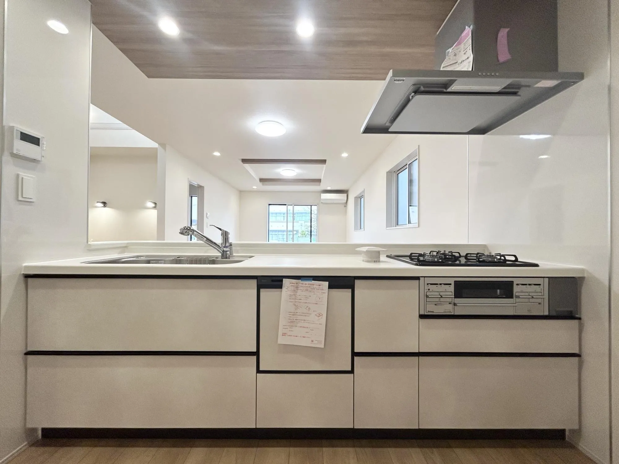 キッチンからリビング全体を見渡せ、そして、家族全員と会話ができる人気の高いオープンキッチン。大型の食器棚も設置できる広々としたキッチンスペースも魅力です♪