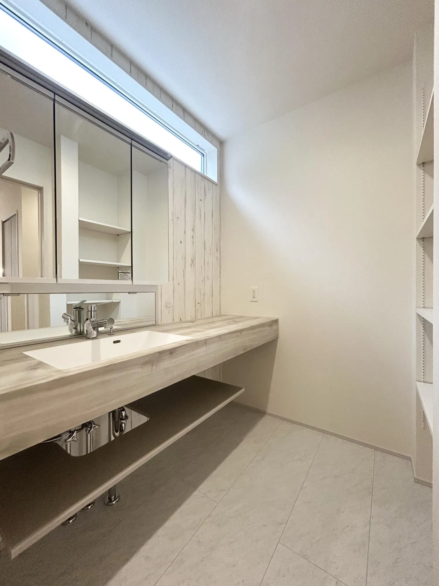 ワイドな洗面化粧台は朝のメイクやヘアセットなどの身支度もストレスなくこなせます。サニタリー収納もあるので、タオルなども綺麗に収納できて見た目もスッキリ♪