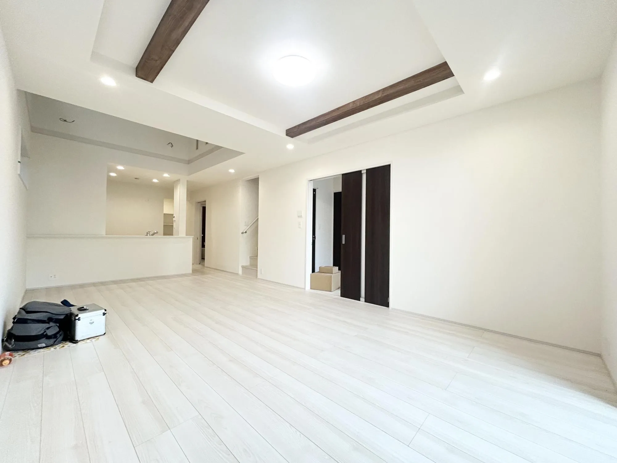 広々としたリビングが魅力的♪日当たりもよく居心地の良い空間です。自然と家族が集まりコミュニケーションが弾みそうですね◎