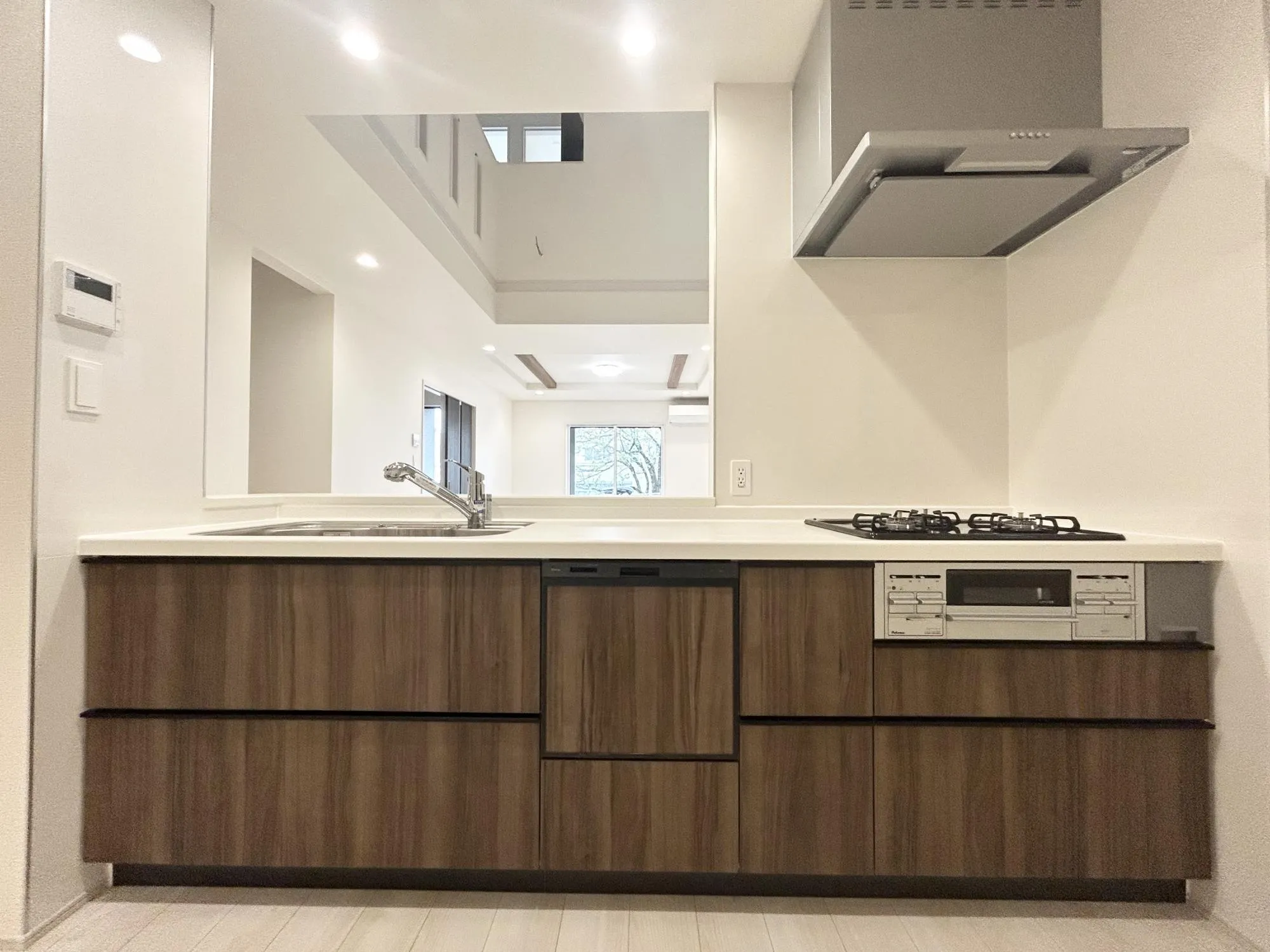 キッチンからリビング全体を見渡せ、そして、家族全員と会話ができる人気の高いオープンキッチン。大型の食器棚も設置できる広々としたキッチンスペースも魅力です♪