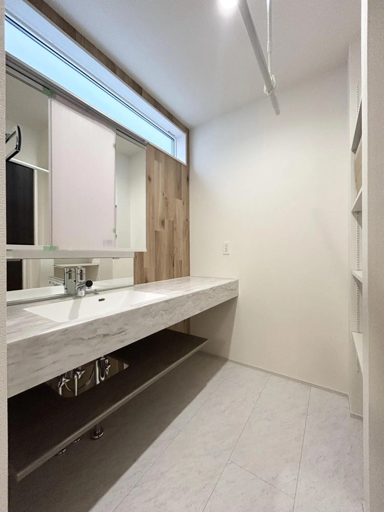 ワイドな洗面化粧台は朝のメイクやヘアセットなどの身支度もストレスなくこなせます。サニタリー収納もあるので、タオルなども綺麗に収納できて見た目もスッキリ♪