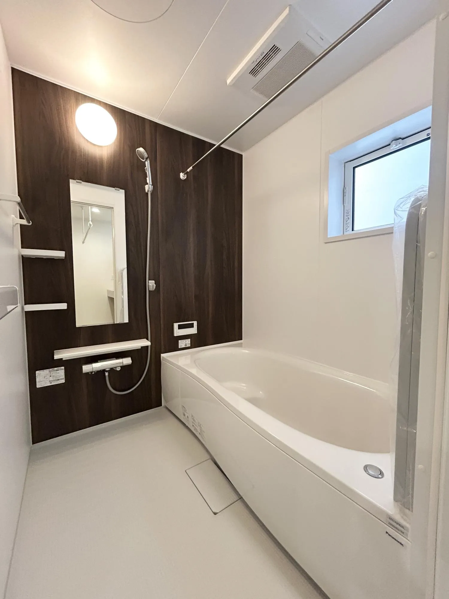 広々バスルーム。お子様とのふれあいの場所としても大切な空間。一日に疲れを癒す広々バスルームです。浴室乾燥機付きなので雨の日の洗濯はもちろん、換気が常にできてカビ防止に大活躍♪