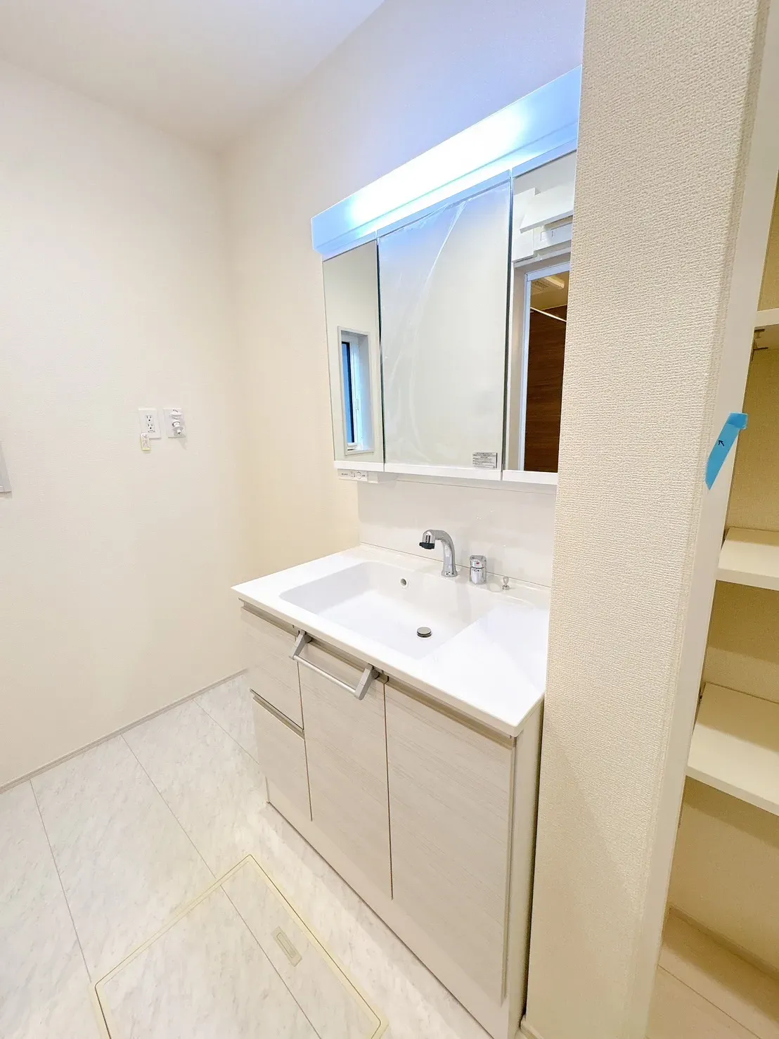 【脱衣所】大きな洗面化粧台付きです♪