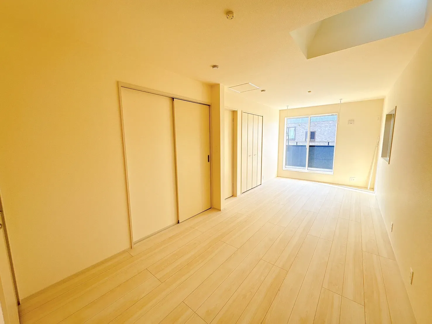 【主寝室】10帖以上の広いお部屋です♪