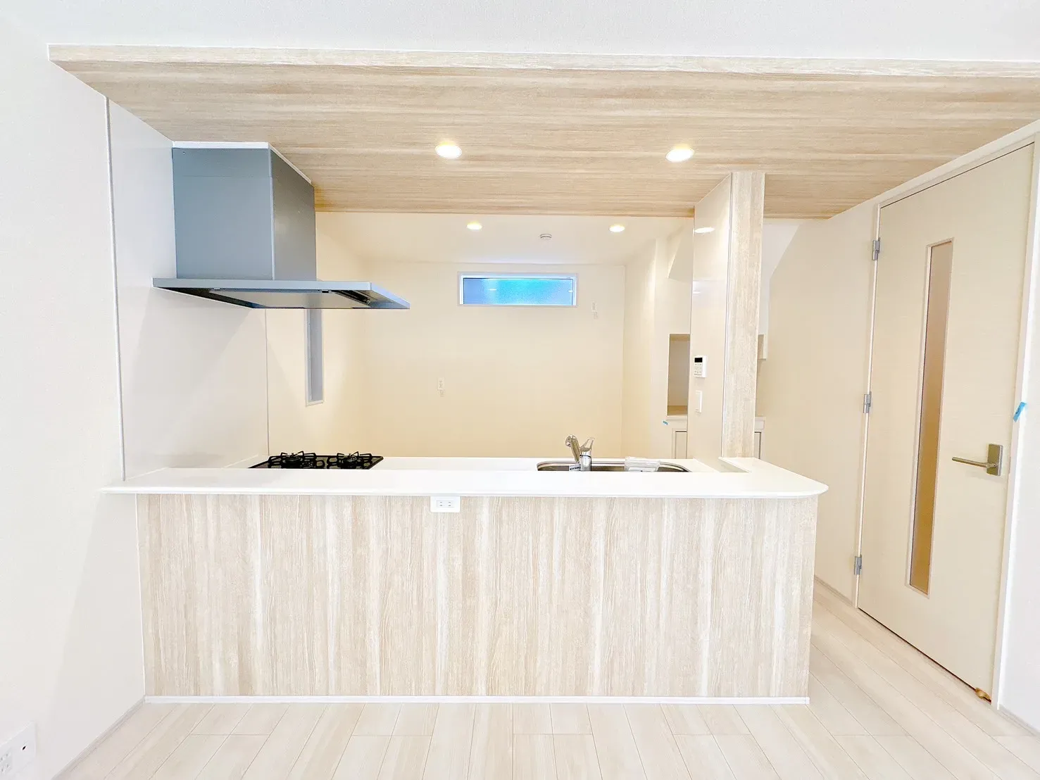 【キッチン前面】キッチンがオシャレにみえるアクセントクロス仕様