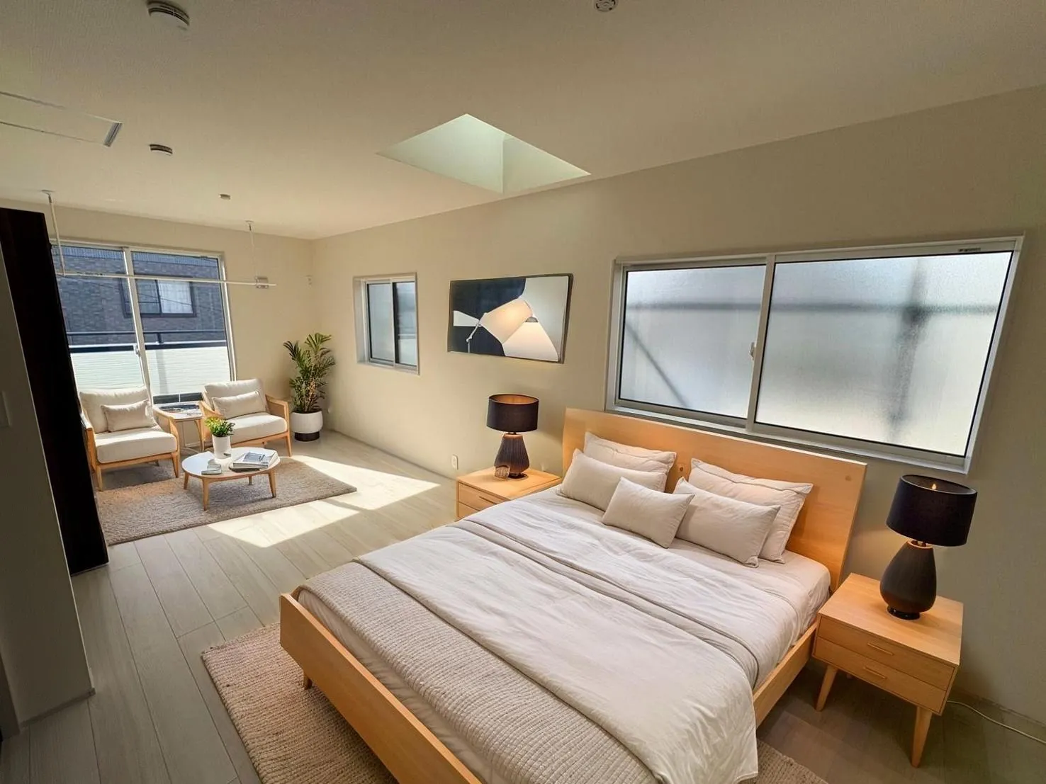 【主寝室】10帖以上の広いお部屋です♪2つの部屋にアレンジできるフレキシブルルーム