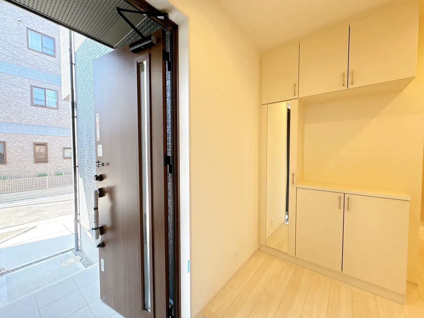 【玄関収納】大きな鏡付で、お出かけ前のチェックにも便利です♪