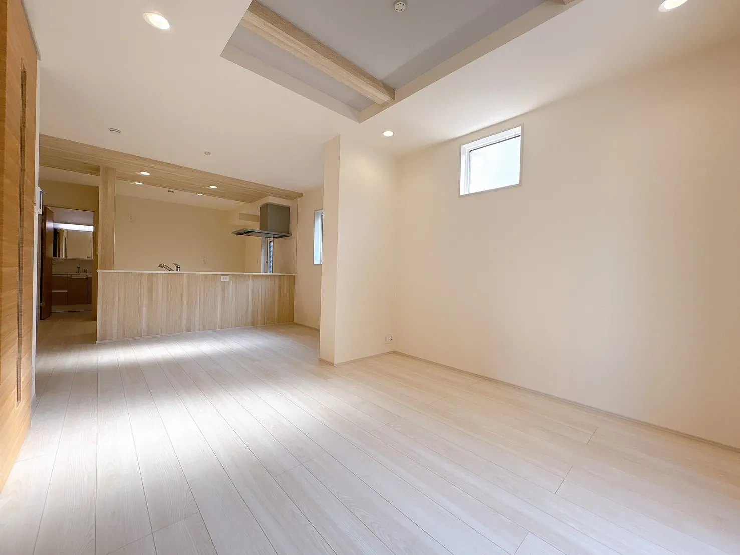 【リビング】広々16帖のリビングダイニング