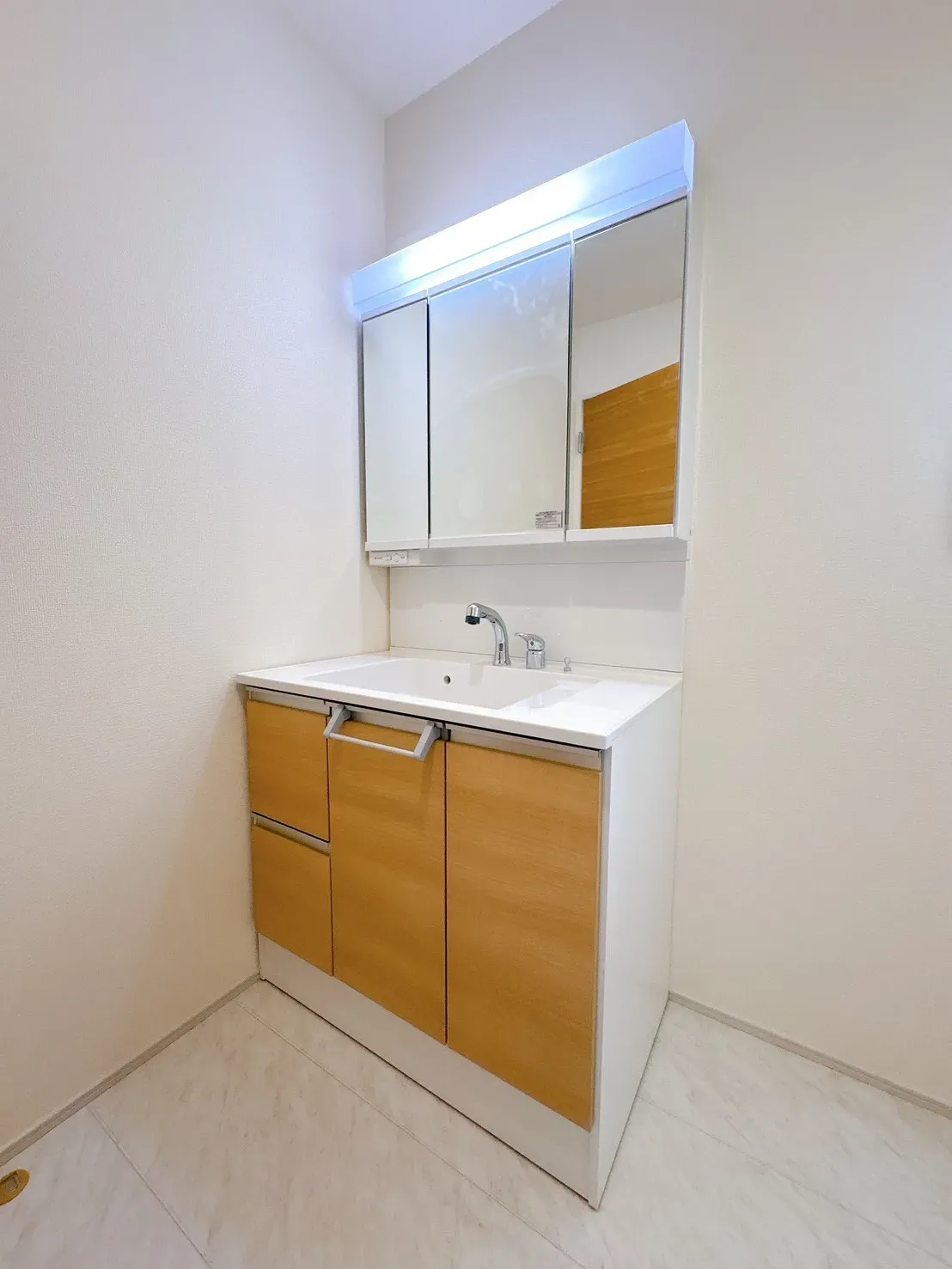 【脱衣所】大きな洗面化粧台付きです♪