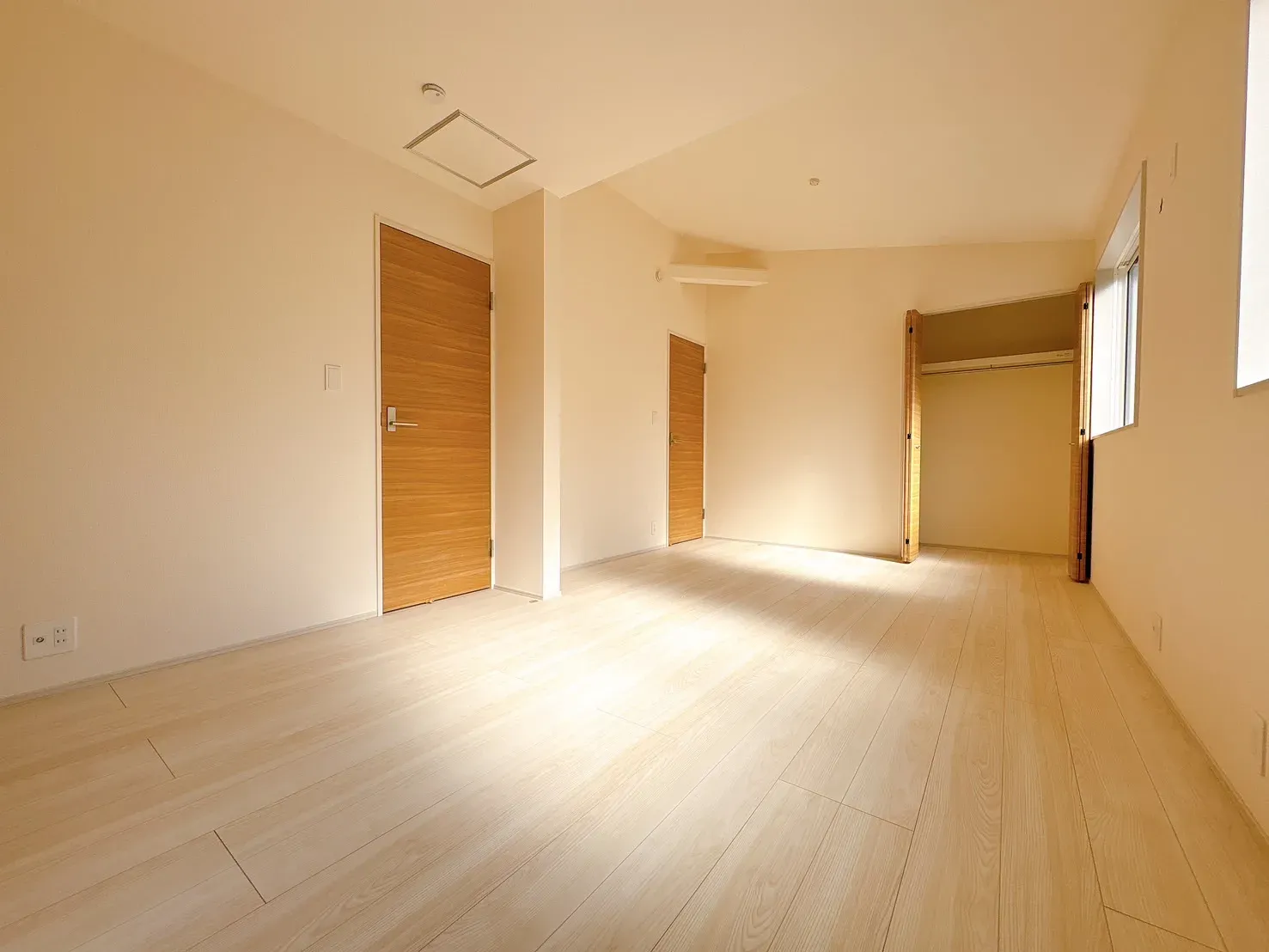 【主寝室】10帖以上の広いお部屋です♪