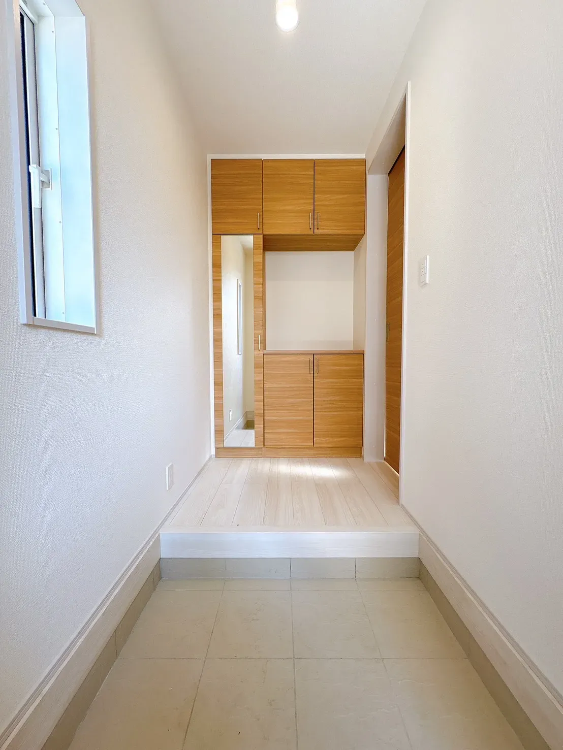 【玄関収納】大きな鏡付で、お出かけ前のチェックにも便利です♪