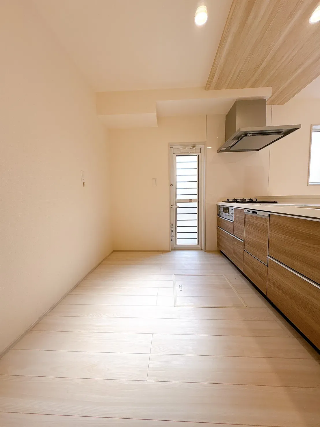 【勝手口】ゴミ出しに便利な勝手口付きです♪