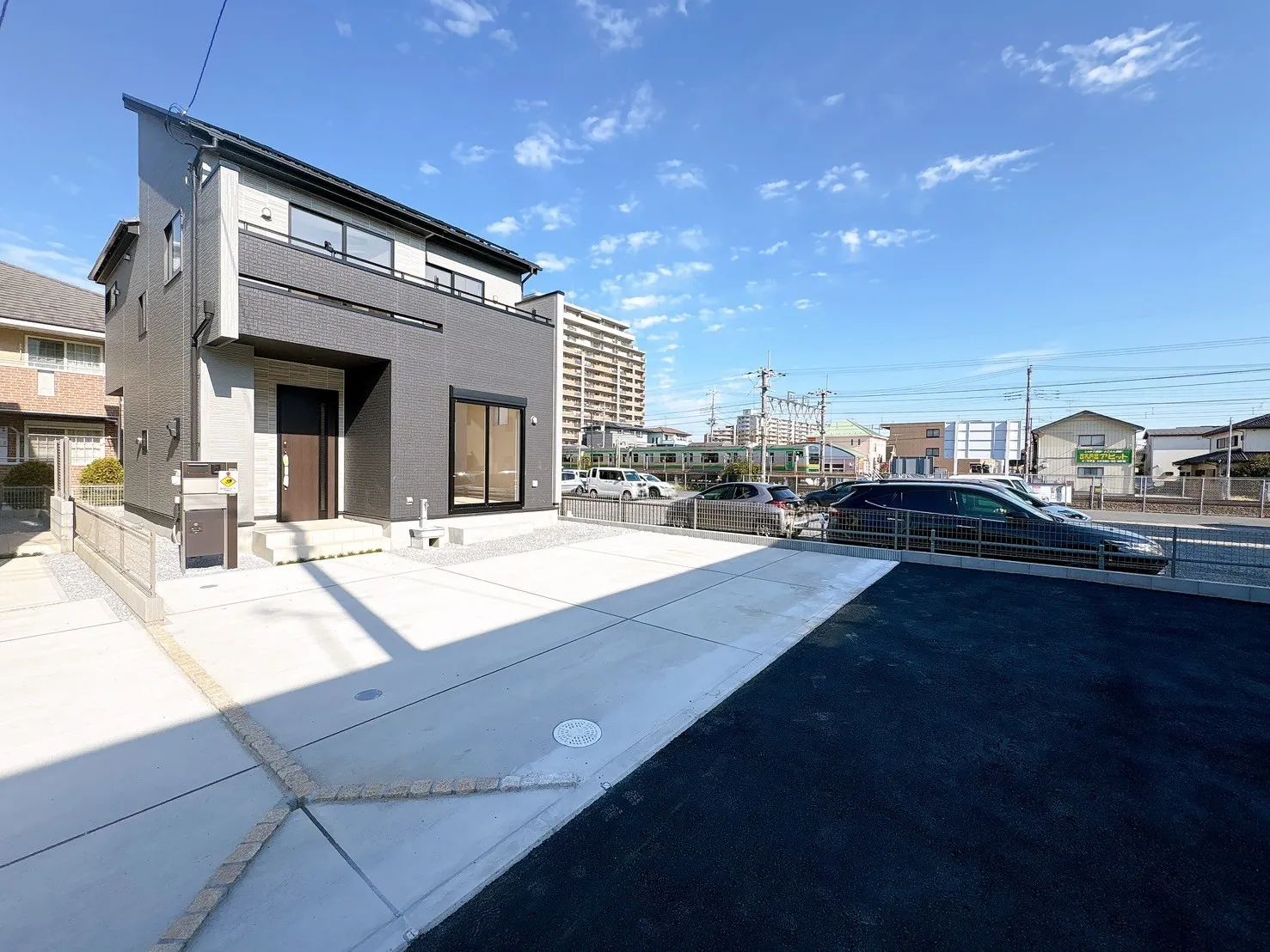 【販売現地】太陽光パネル標準装備♪