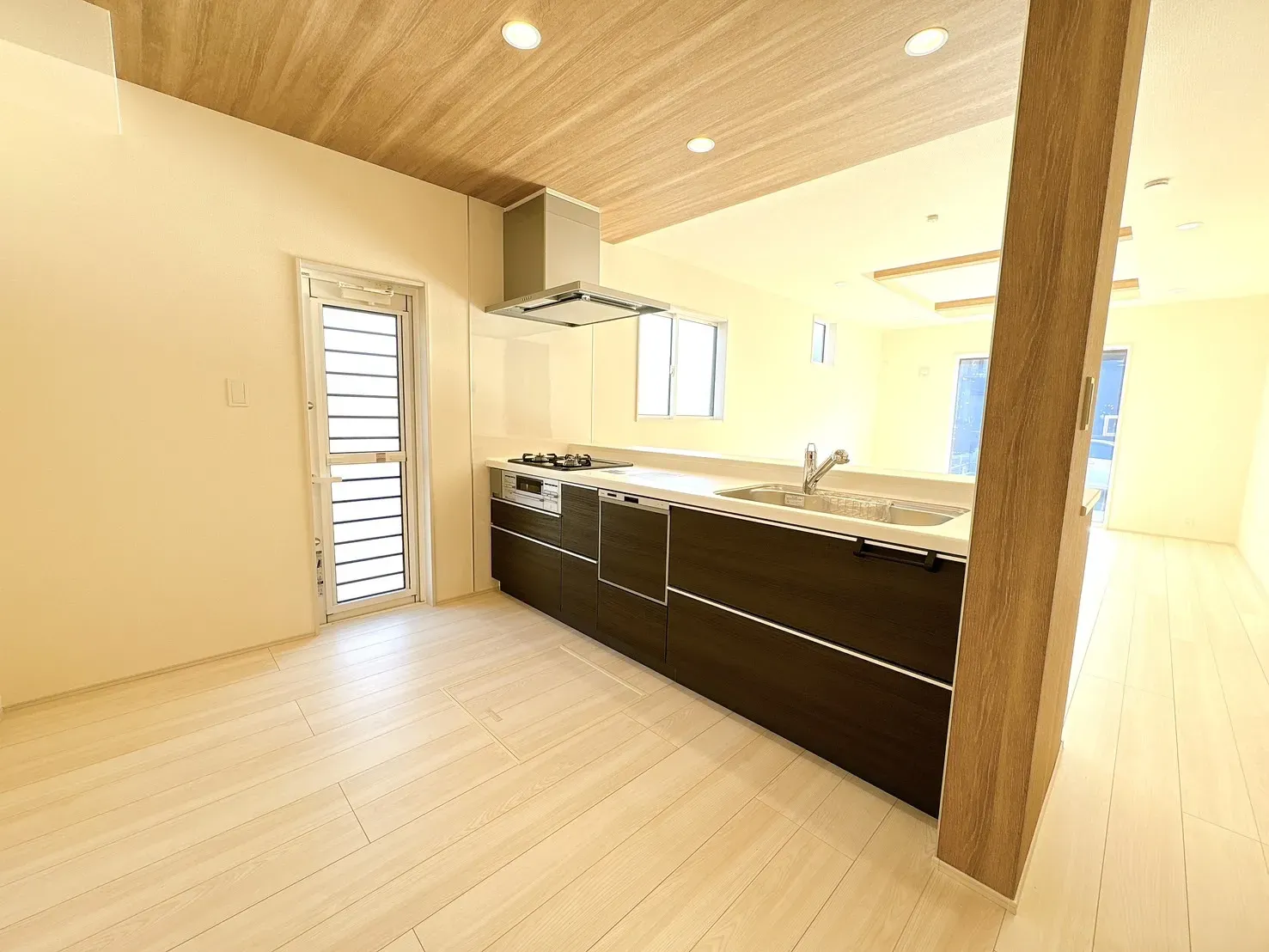 【キッチン】食洗器乾燥機、浄水器蛇口の設備充実の広々としたシステムキッチンです♪