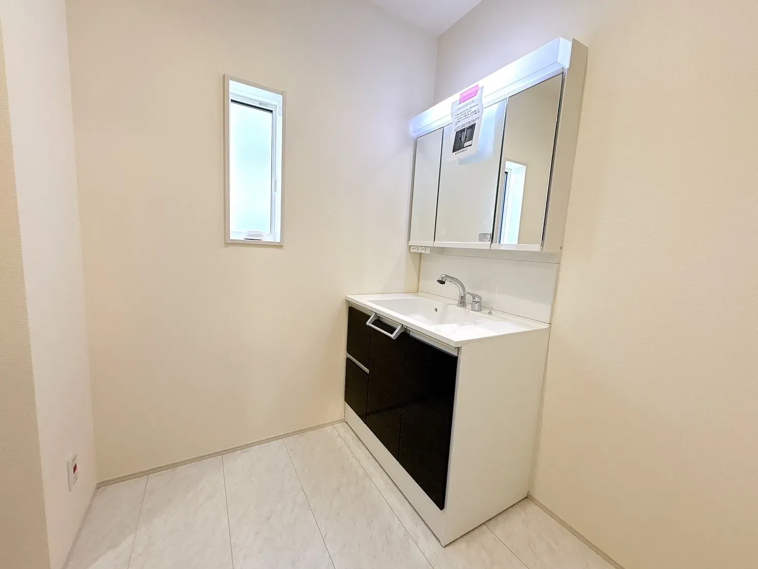 【脱衣所】大きな洗面化粧台付きです♪