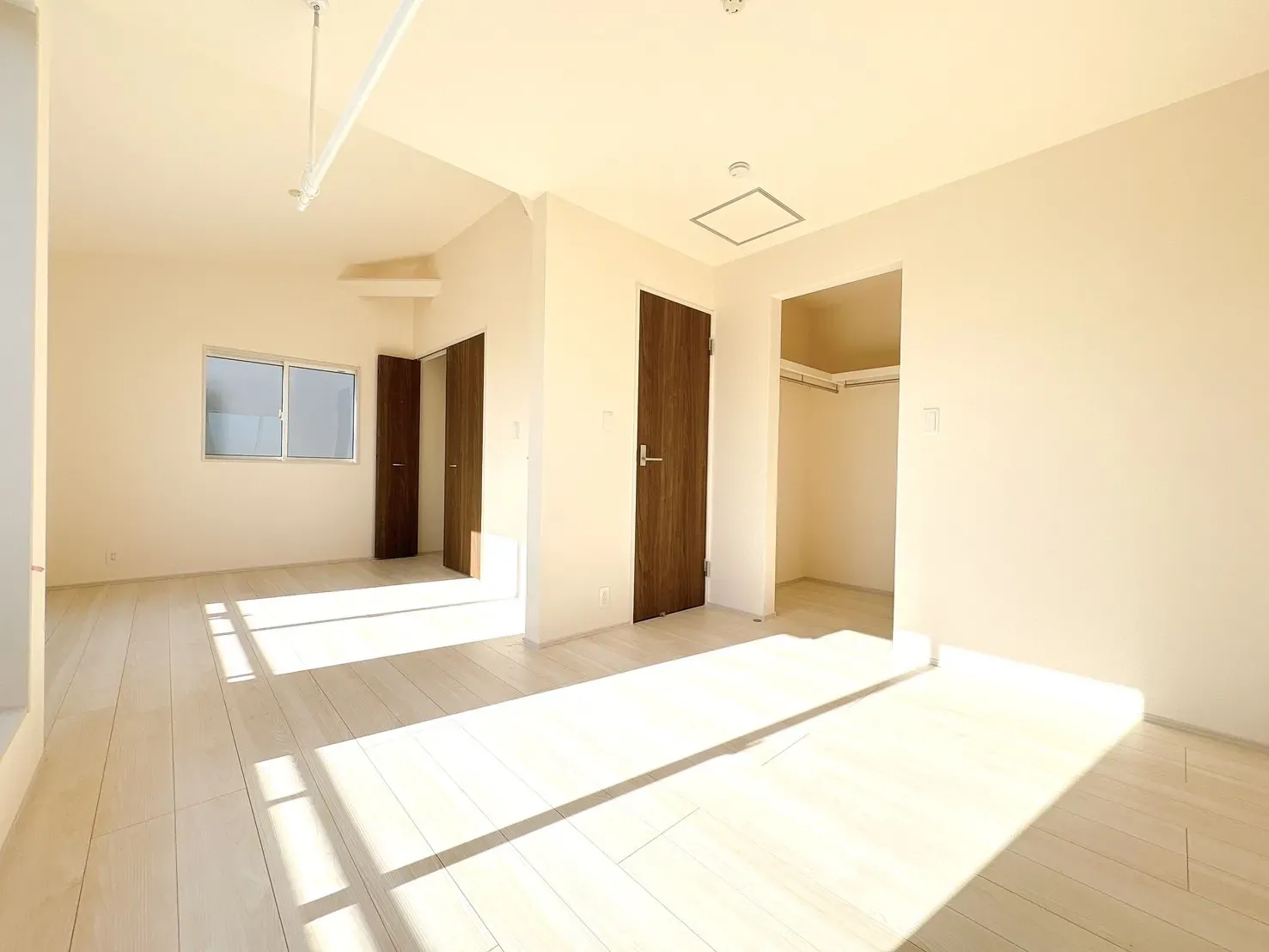 【主寝室】10帖以上の広いお部屋です♪