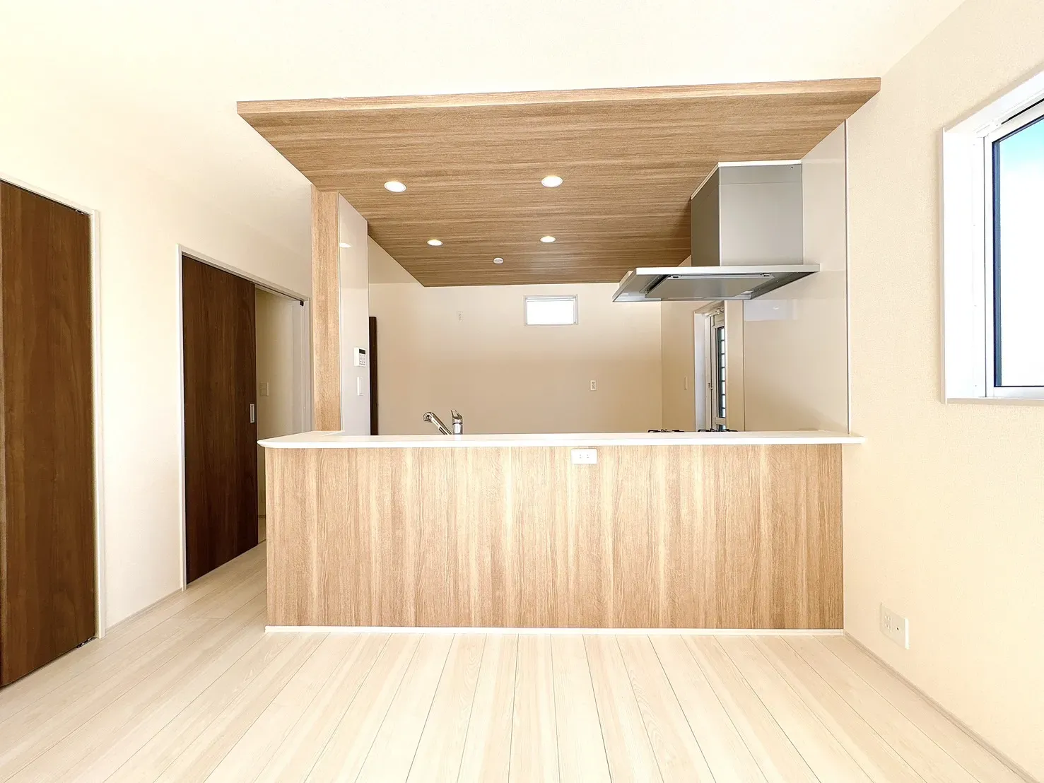 【キッチン前面】キッチンがオシャレにみえるアクセントクロス仕様