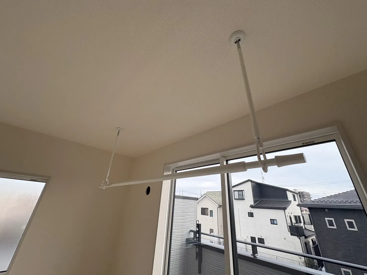 【室内物干】雨の日も安心♪お好みの高さに調節可能です♪