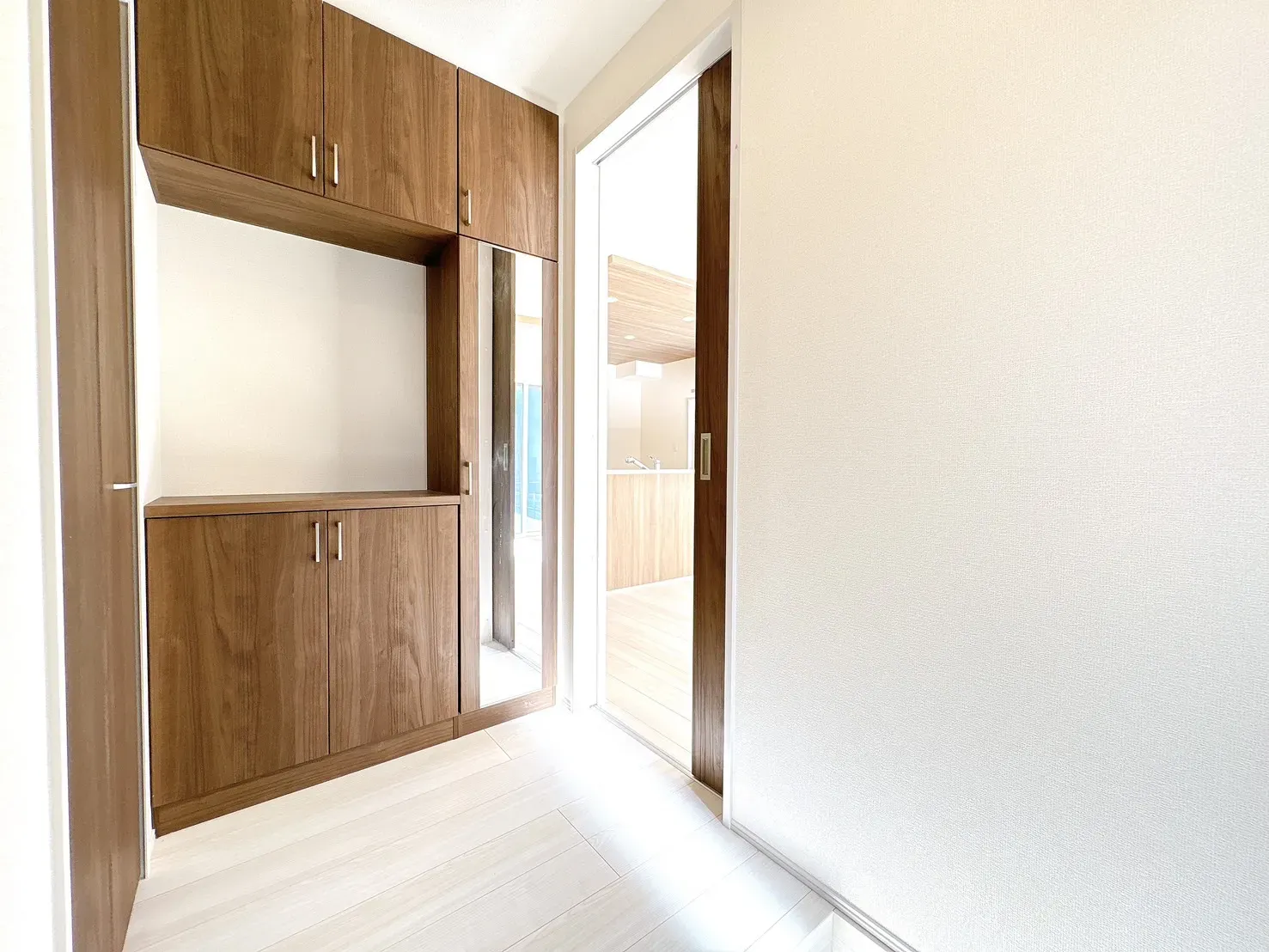 【玄関収納】大きな鏡付で、お出かけ前のチェックにも便利です♪