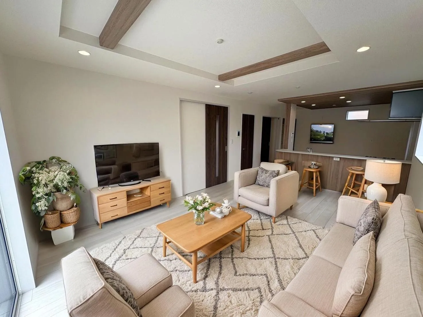 【リビング】ゆったりリビング!シャッター、折上天井と設備も充実です♪