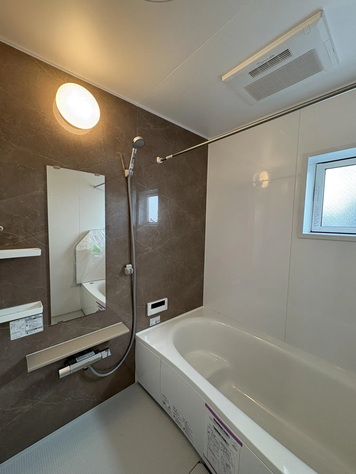 広々バスルーム。お子様とのふれあいの場所としても大切な空間。一日に疲れを癒す広々バスルームです。浴室乾燥機付きなので雨の日の洗濯はもちろん、換気が常にできてカビ防止に大活躍♪