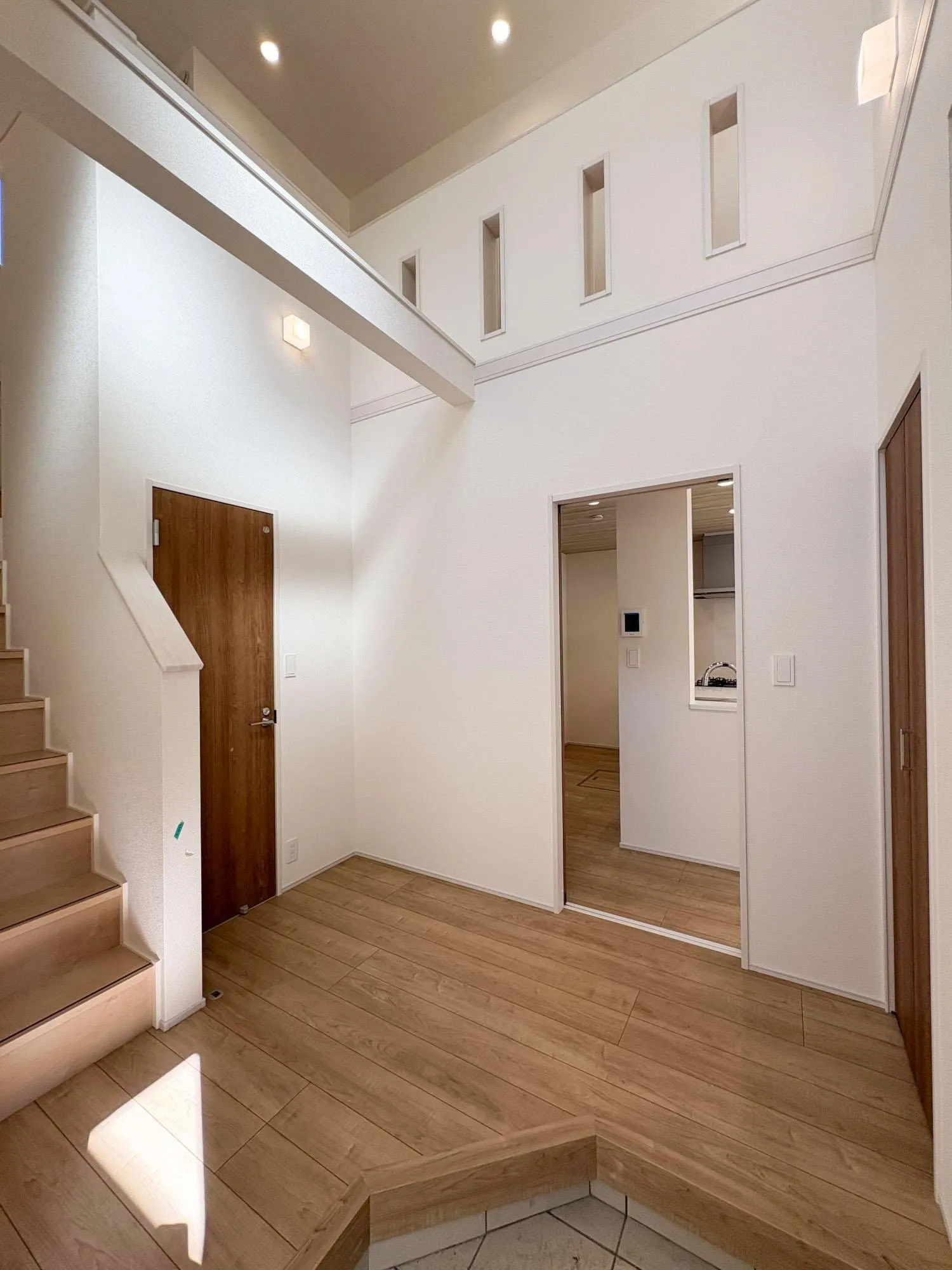 吹抜けで味わえる圧巻の開放感のある玄関。窓から光が差し込み明るい玄関を
是非現地にて体感して頂ければと思います。