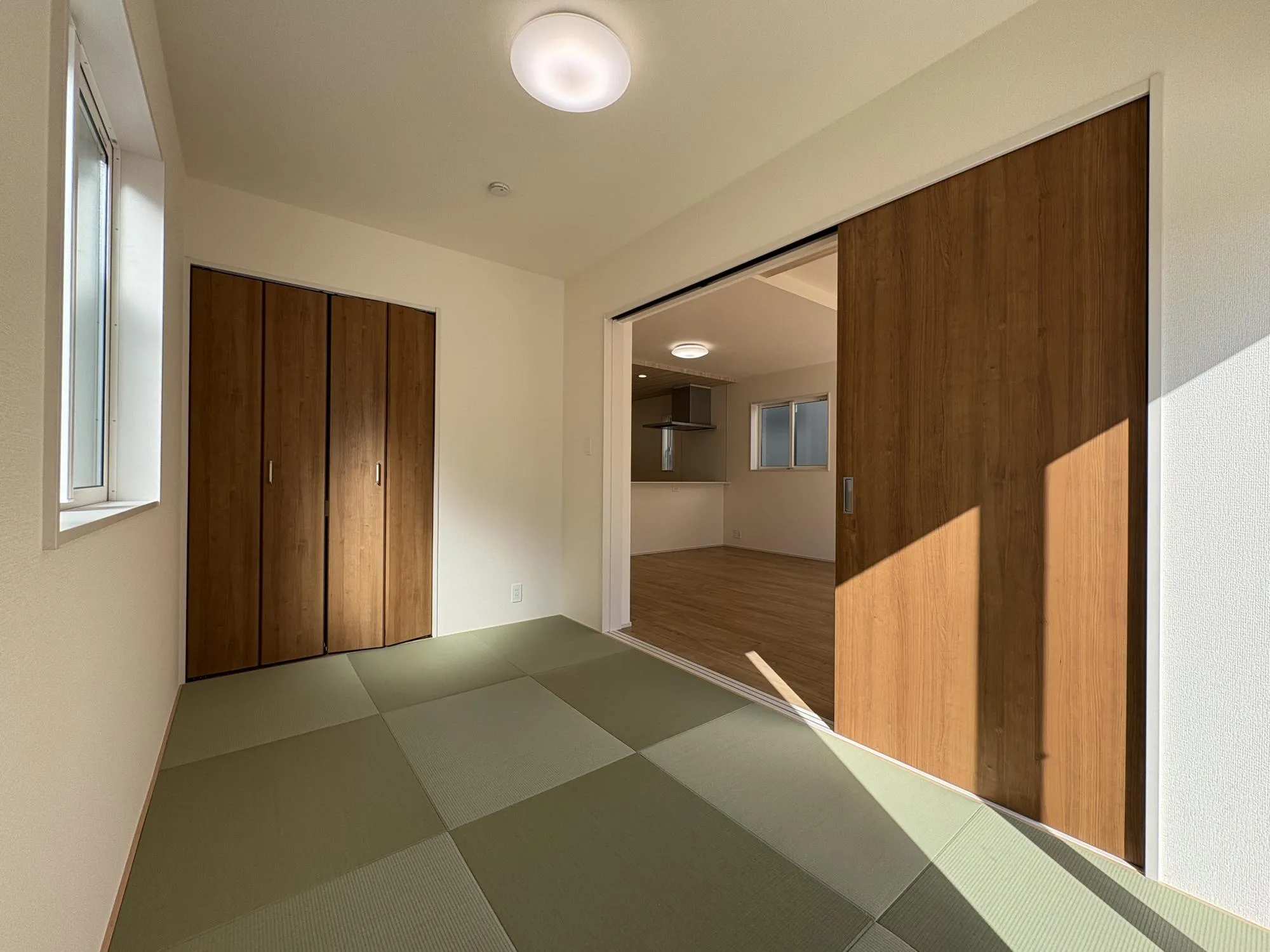 畳に座ったり、ごろんと寝転がった時の安堵感は独特のものです。やさしい手触りや素朴なぬくもりが安らぎを与えてくれます。