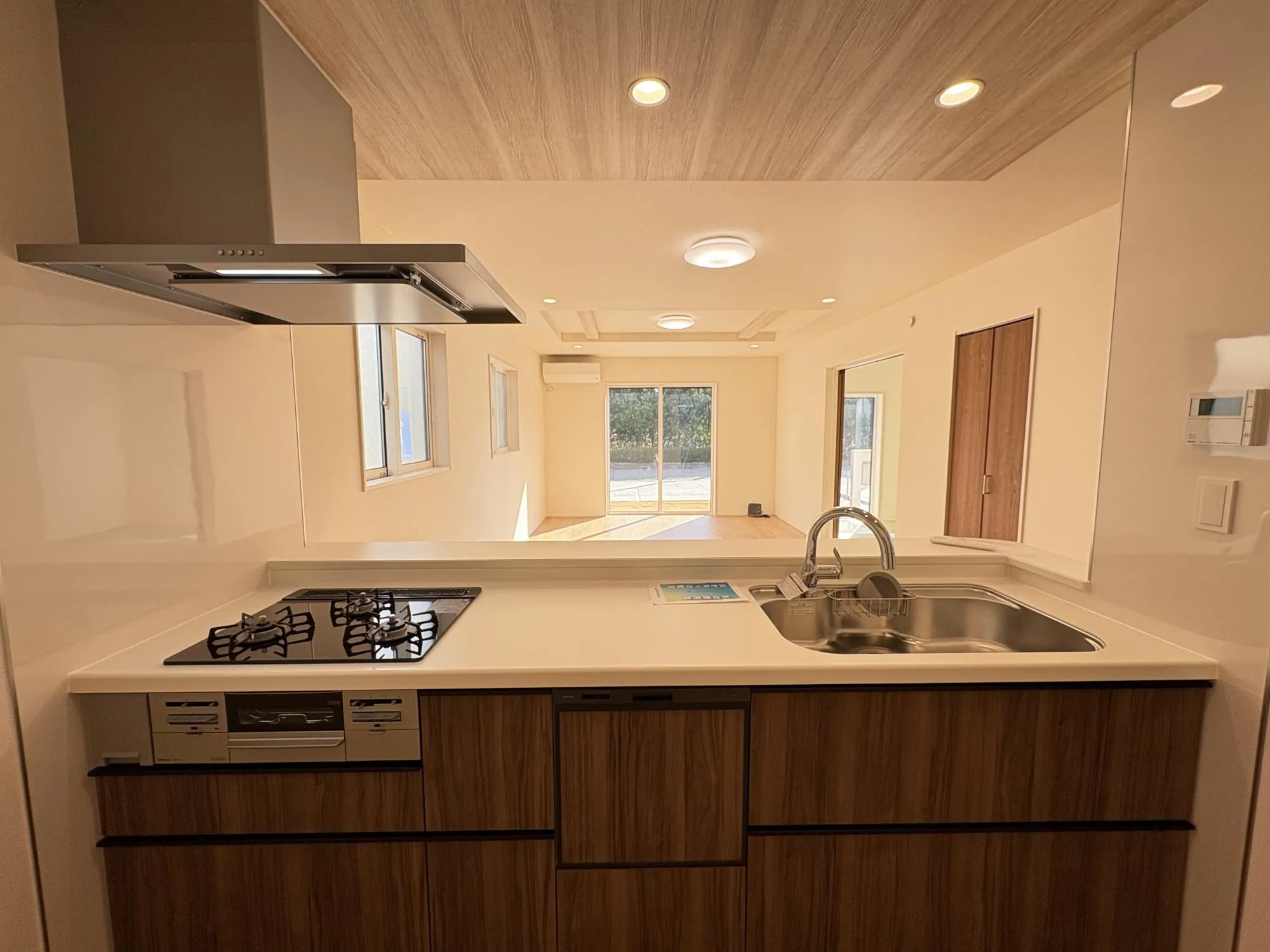 キッチンからリビング全体を見渡せ、そして、家族全員と会話ができる人気の高いオープンキッチン。大型の食器棚も設置できる広々としたキッチンスペースも魅力です♪