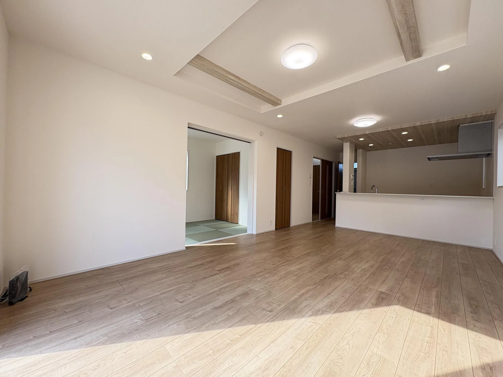 広々としたリビングが魅力的♪日当たりもよく居心地の良い空間です。自然と家族が集まりコミュニケーションが弾みそうですね◎