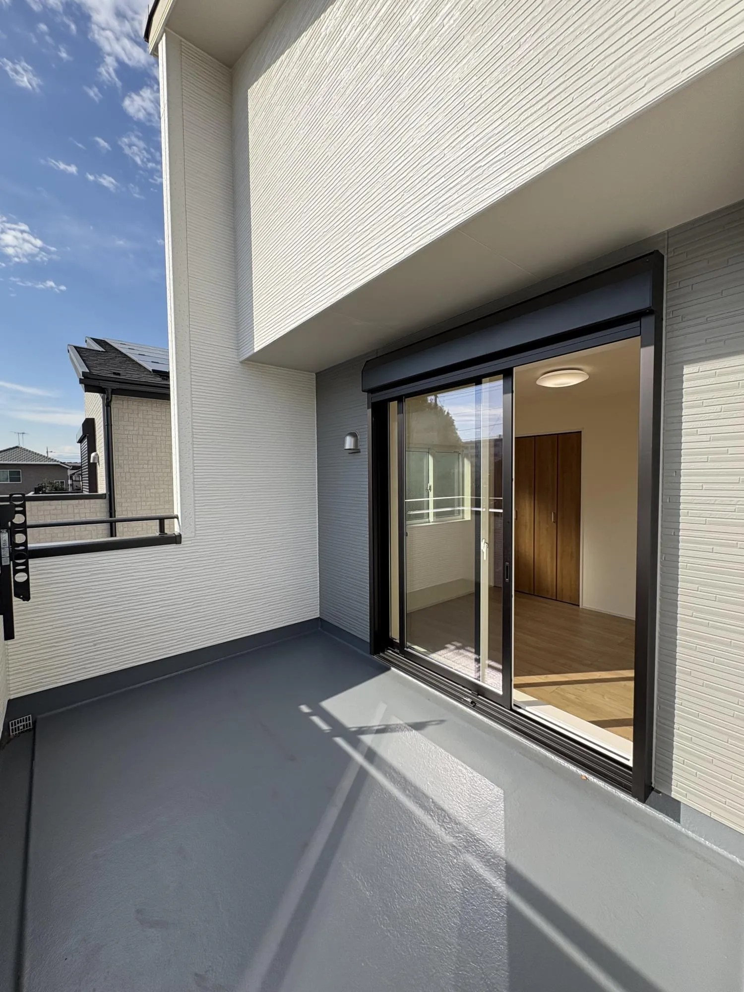 広い前面道路で日当たり良好◎
風通しもよく洗濯もはかどります♪