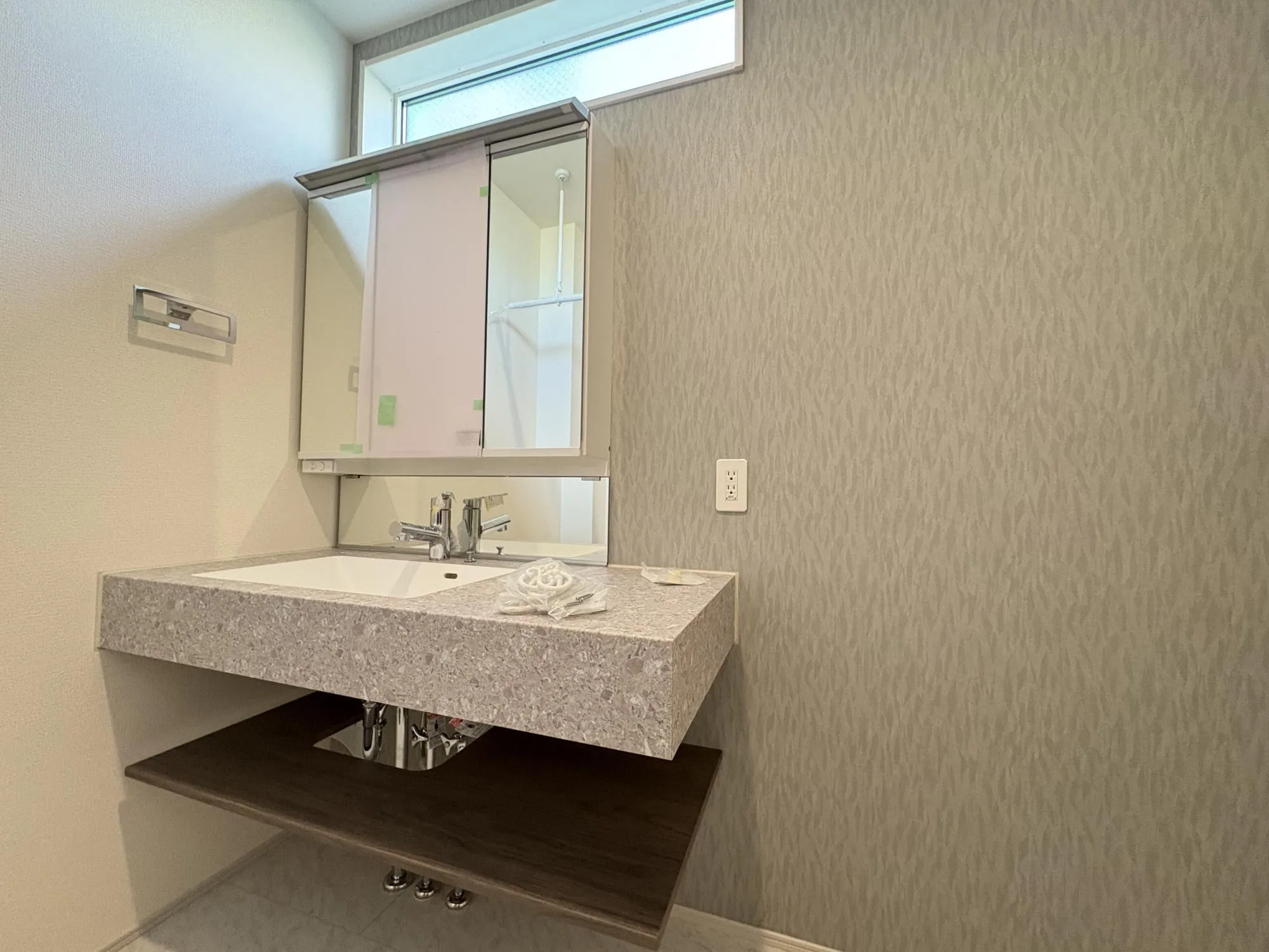 ワイドな洗面化粧台は朝のメイクやヘアセットなどの身支度もストレスなくこなせます。サニタリー収納もあるので、タオルなども綺麗に収納できて見た目もスッキリ♪