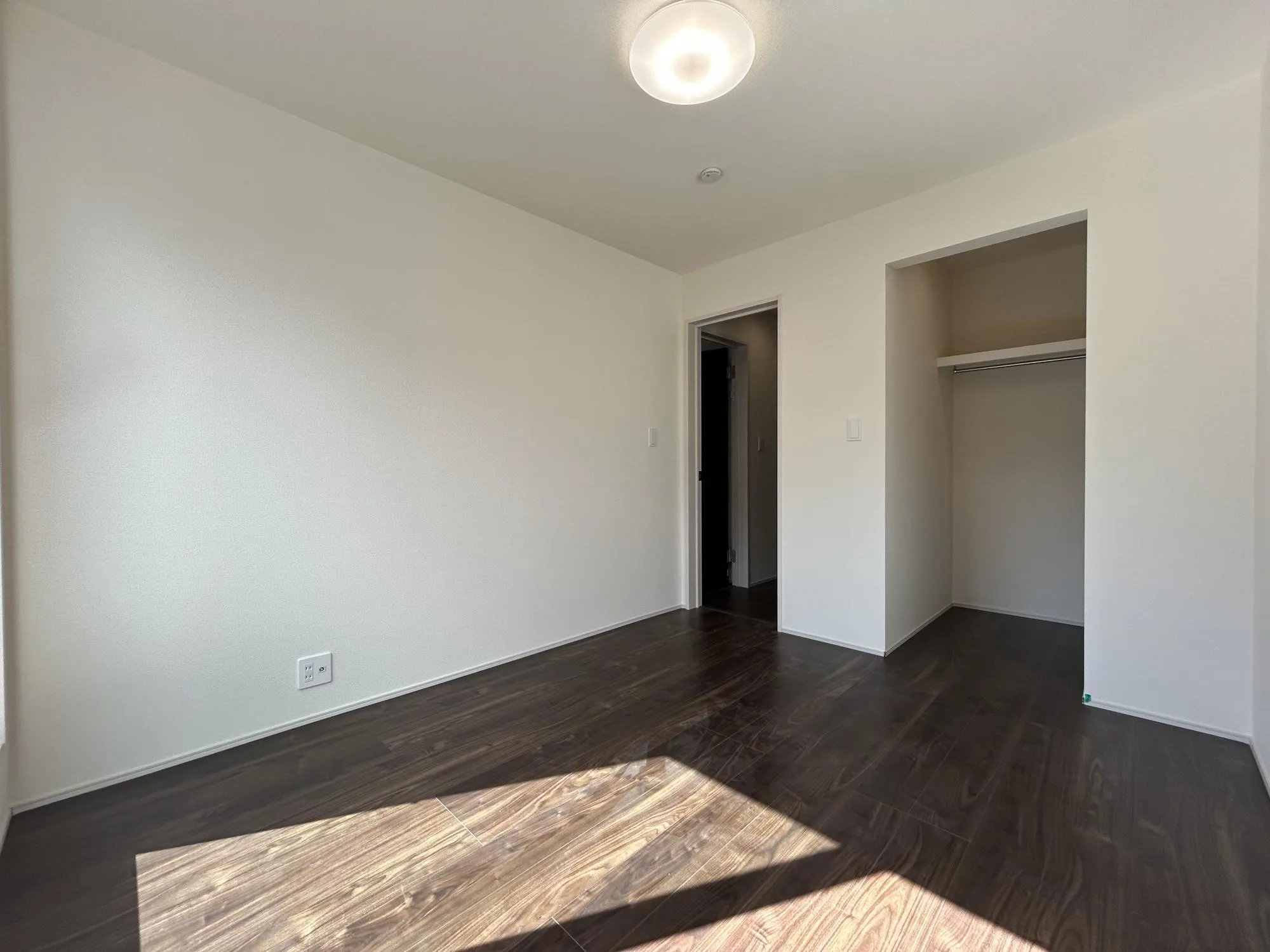 朝日をあびて、体内時計をリセット。清々しい朝の光をあびて、すっきりと目覚める。一日のスタートに大切な日当たりを家族のために