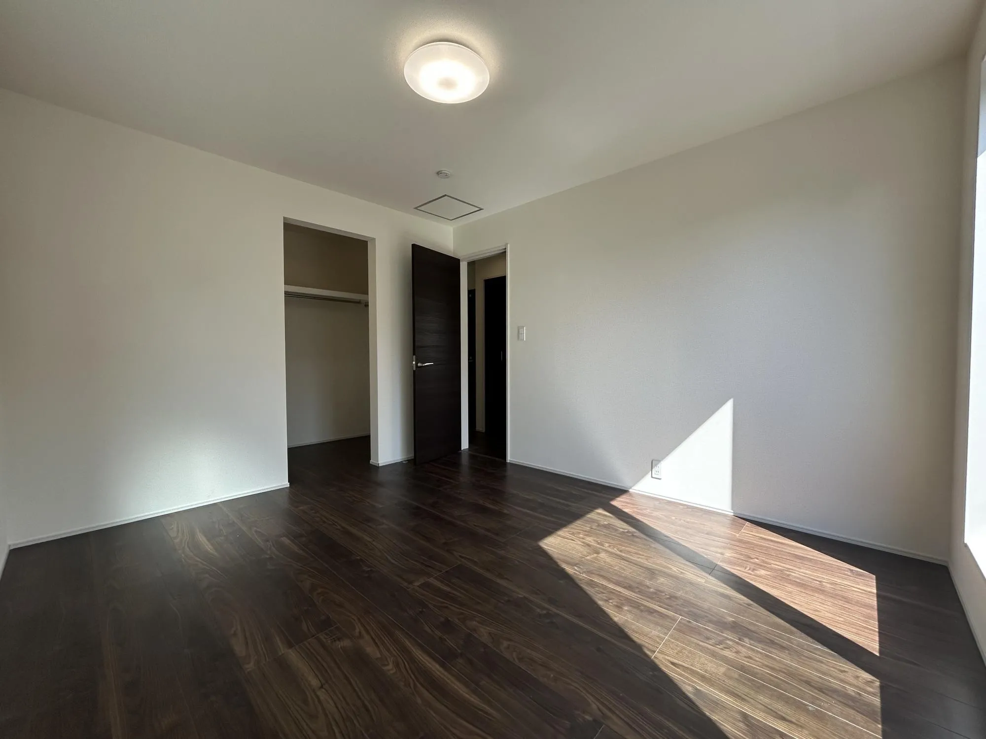 朝日をあびて、体内時計をリセット。清々しい朝の光をあびて、すっきりと目覚める。一日のスタートに大切な日当たりを家族のために