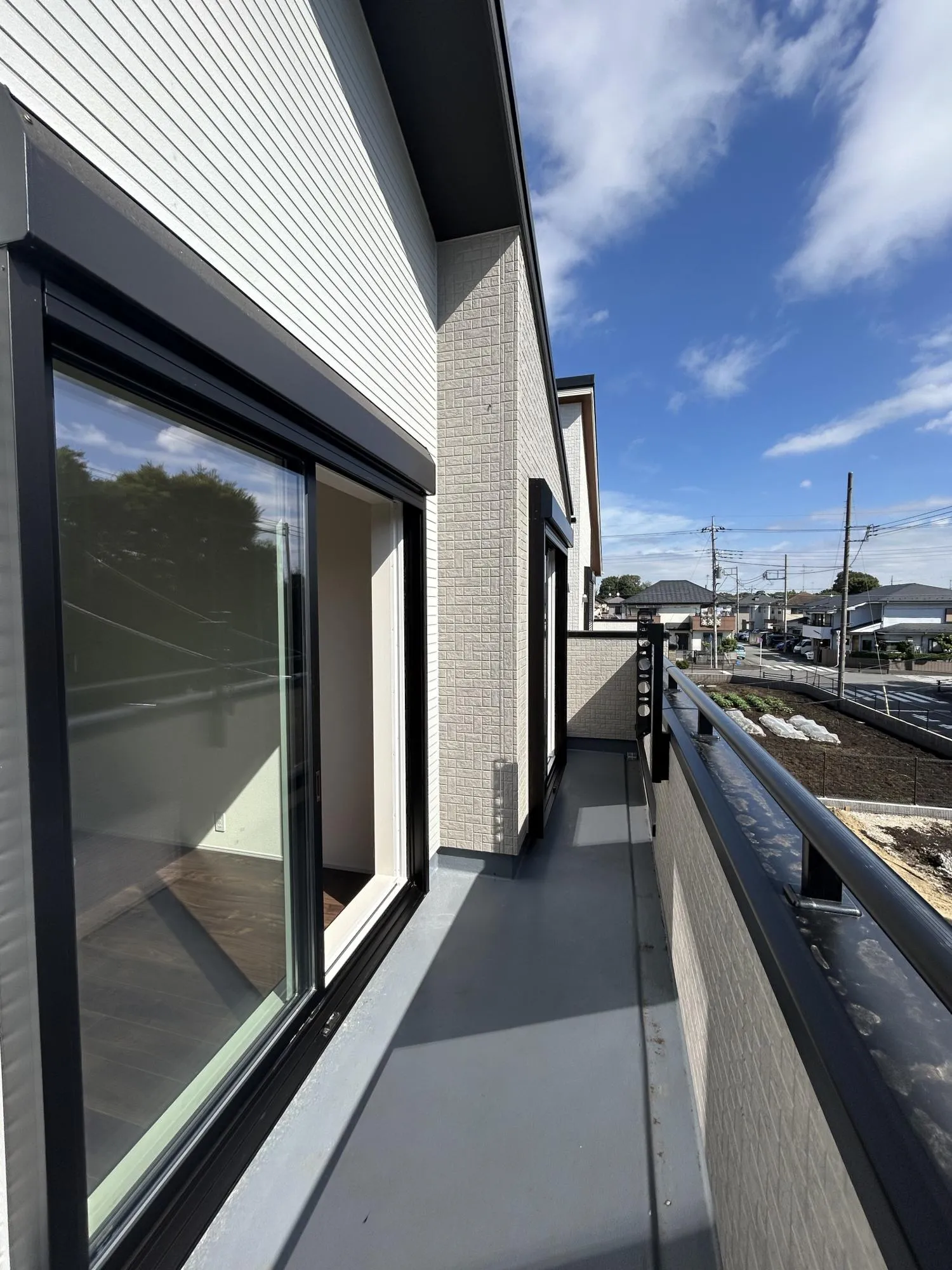 日当たり良好なのはもちろん、主寝室・洋室の2つの窓から出られる仕様で、洗濯物がたくさん干せる広々ワイドバルコニーです