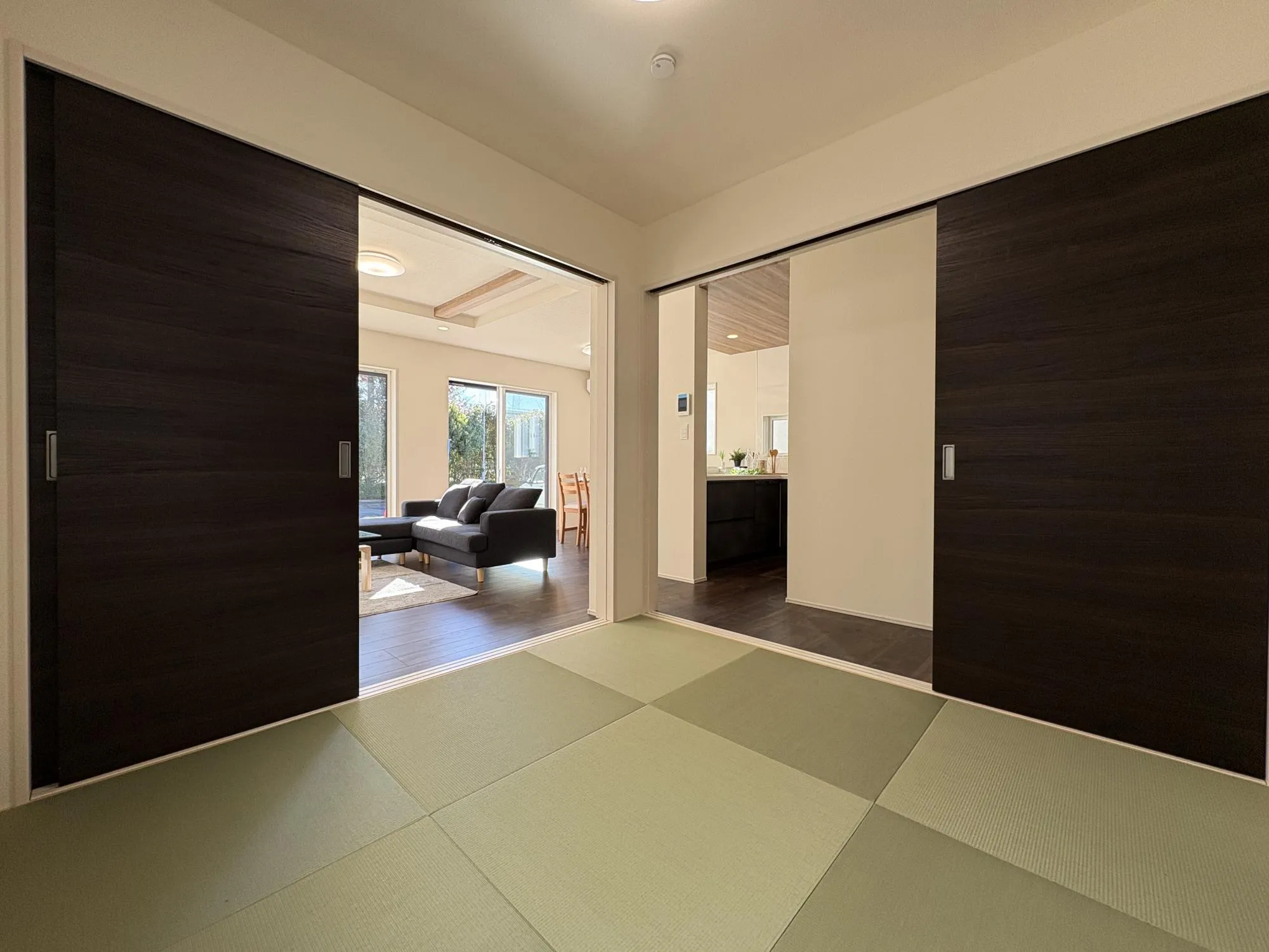 畳の部屋からリビングを一望!ゆったり+団らんが実現!