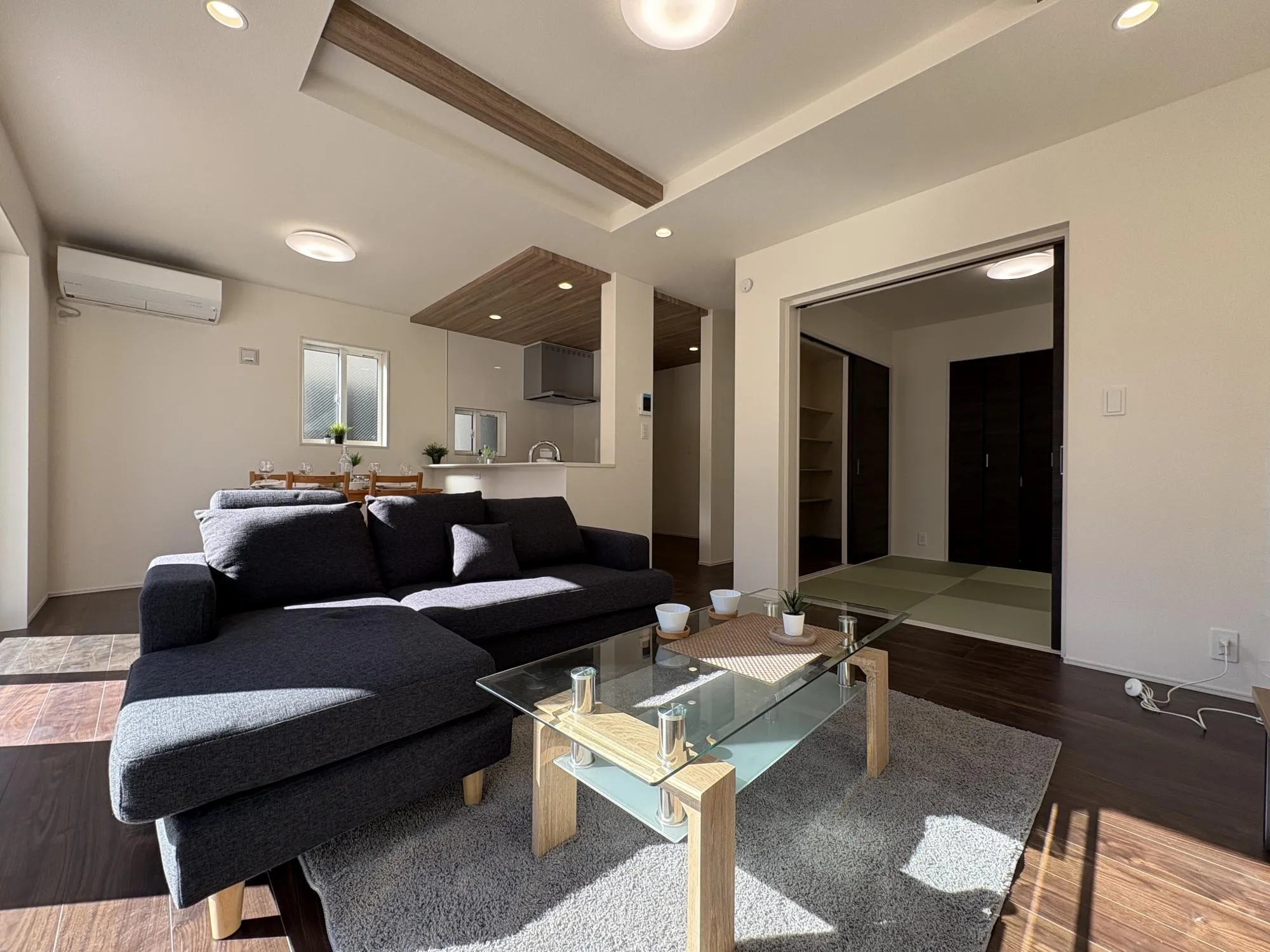 広々としたリビングが魅力的♪日当たりもよく居心地の良い空間です。自然と家族が集まりコミュニケーションが弾みそうですね◎