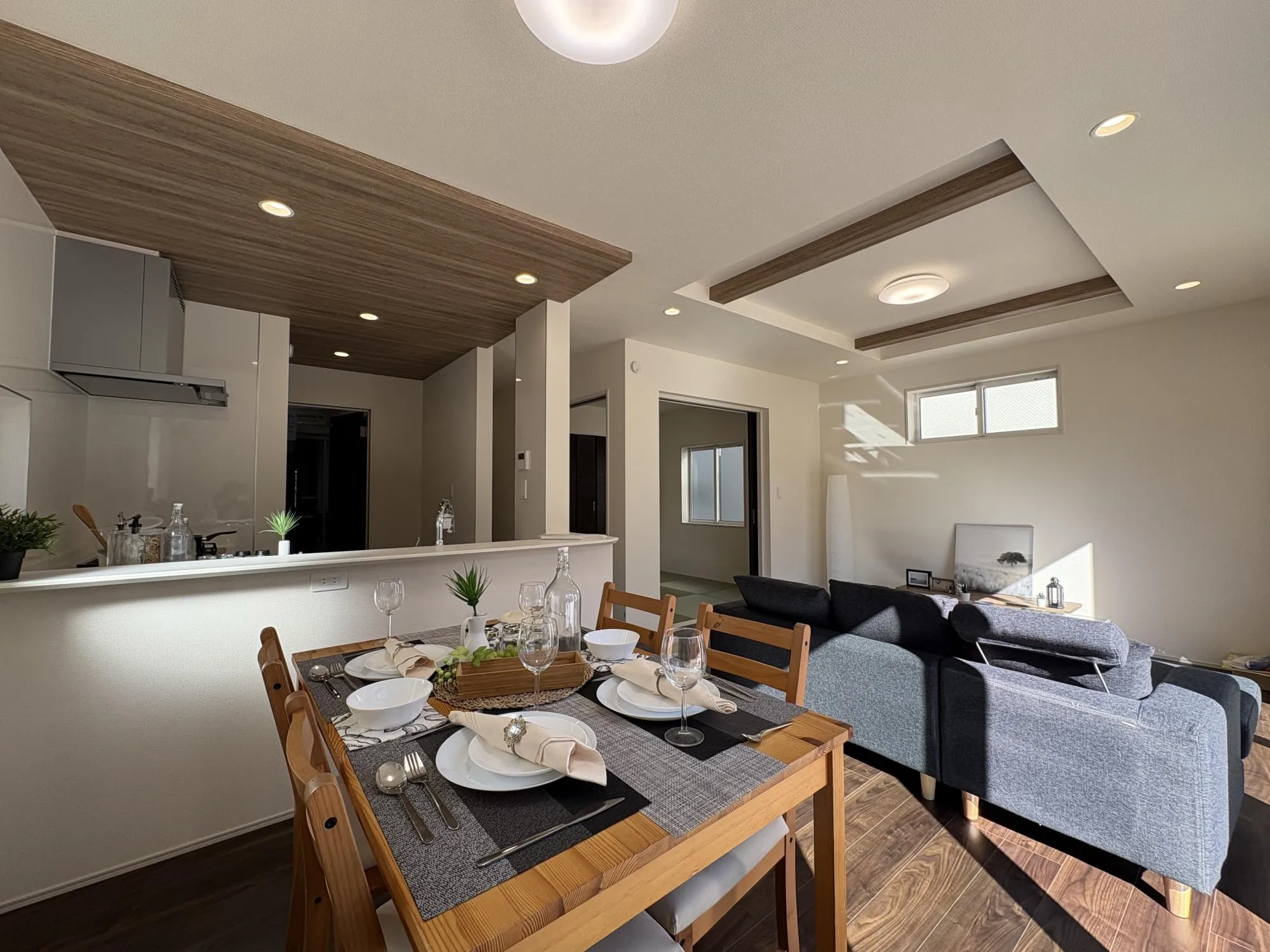 広々としたリビングが魅力的♪日当たりもよく居心地の良い空間です。自然と家族が集まりコミュニケーションが弾みそうですね◎