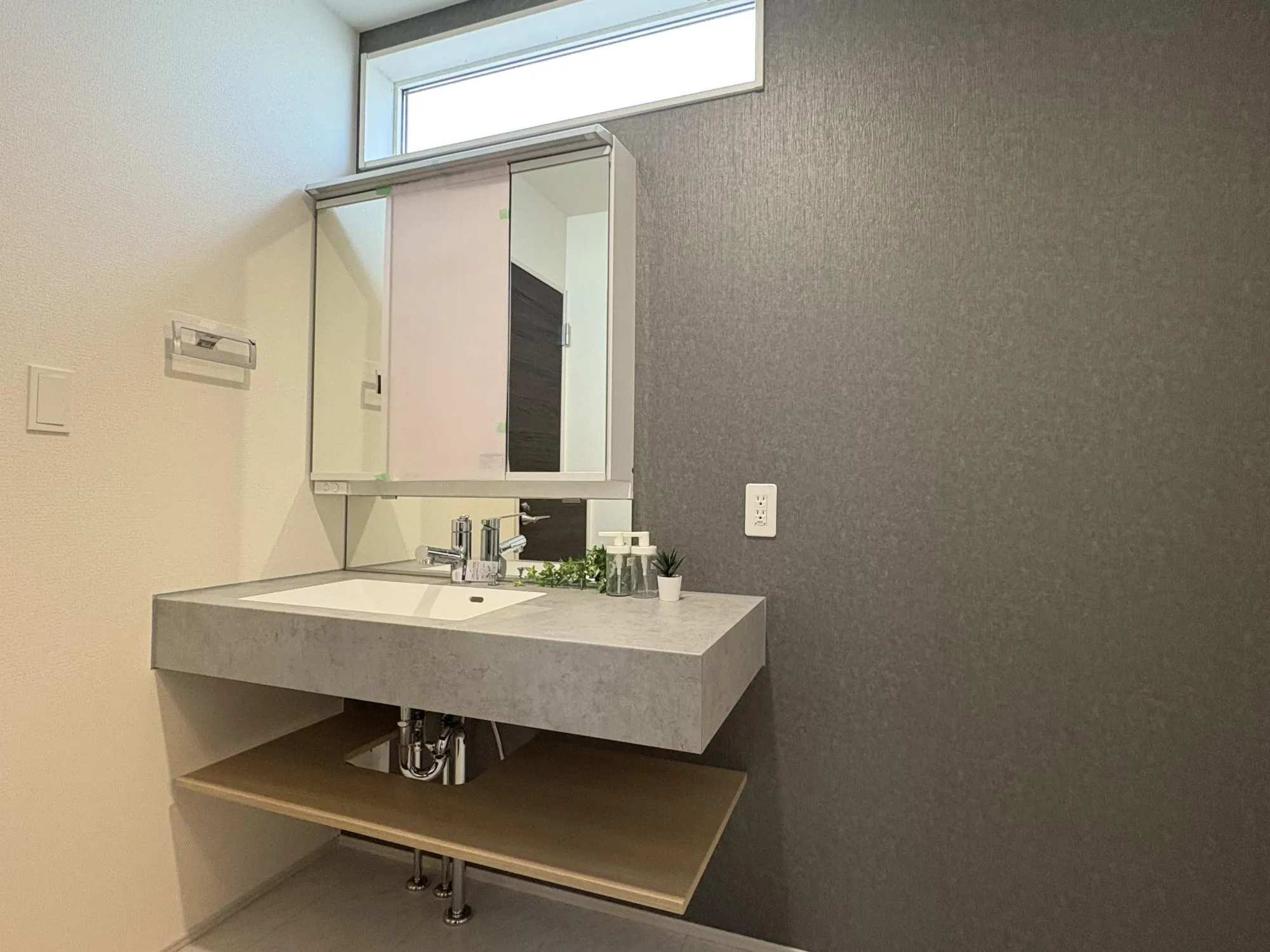 広々とした作業スペース〇収納完備でかさばる道具もきれいに収納できます♪