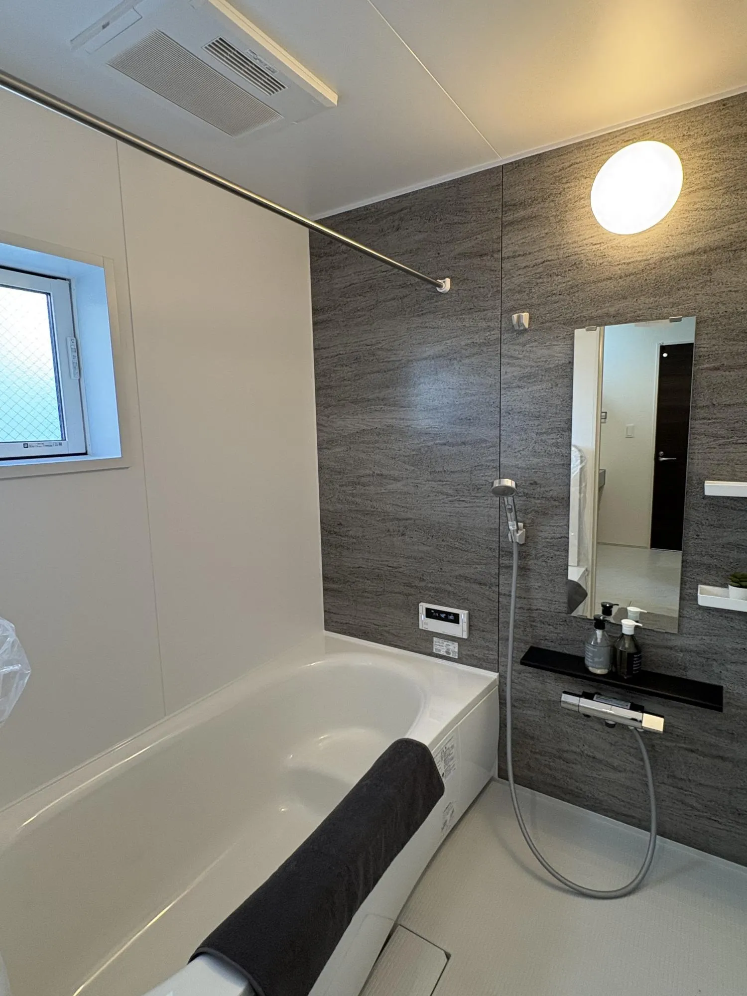 広々バスルーム。お子様とのふれあいの場所としても大切な空間。一日に疲れを癒す広々バスルームです。浴室乾燥機付きなので雨の日の洗濯はもちろん、換気が常にできてカビ防止に大活躍♪