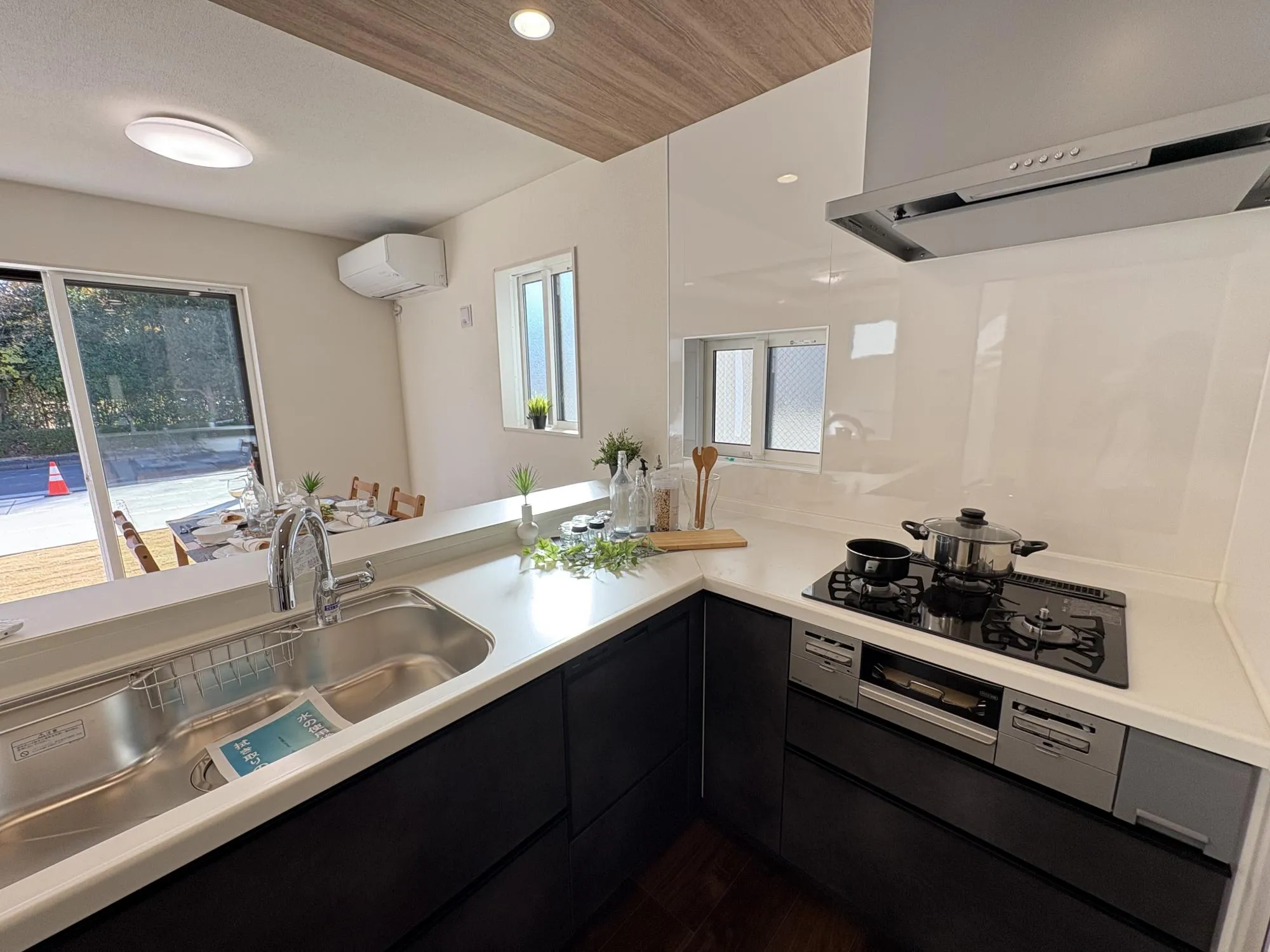 キッチンからリビング全体を見渡せ、そして、家族全員と会話ができる人気の高いオープンキッチン。大型の食器棚も設置できる広々としたキッチンスペースも魅力です♪