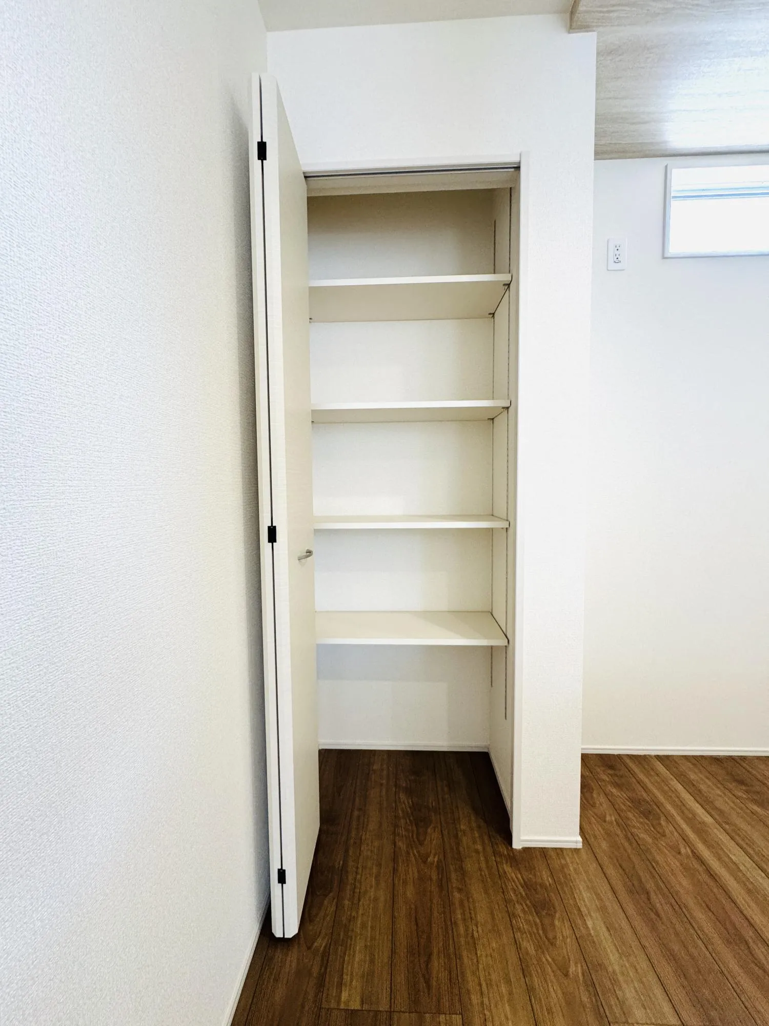 【キッチン裏収納棚】